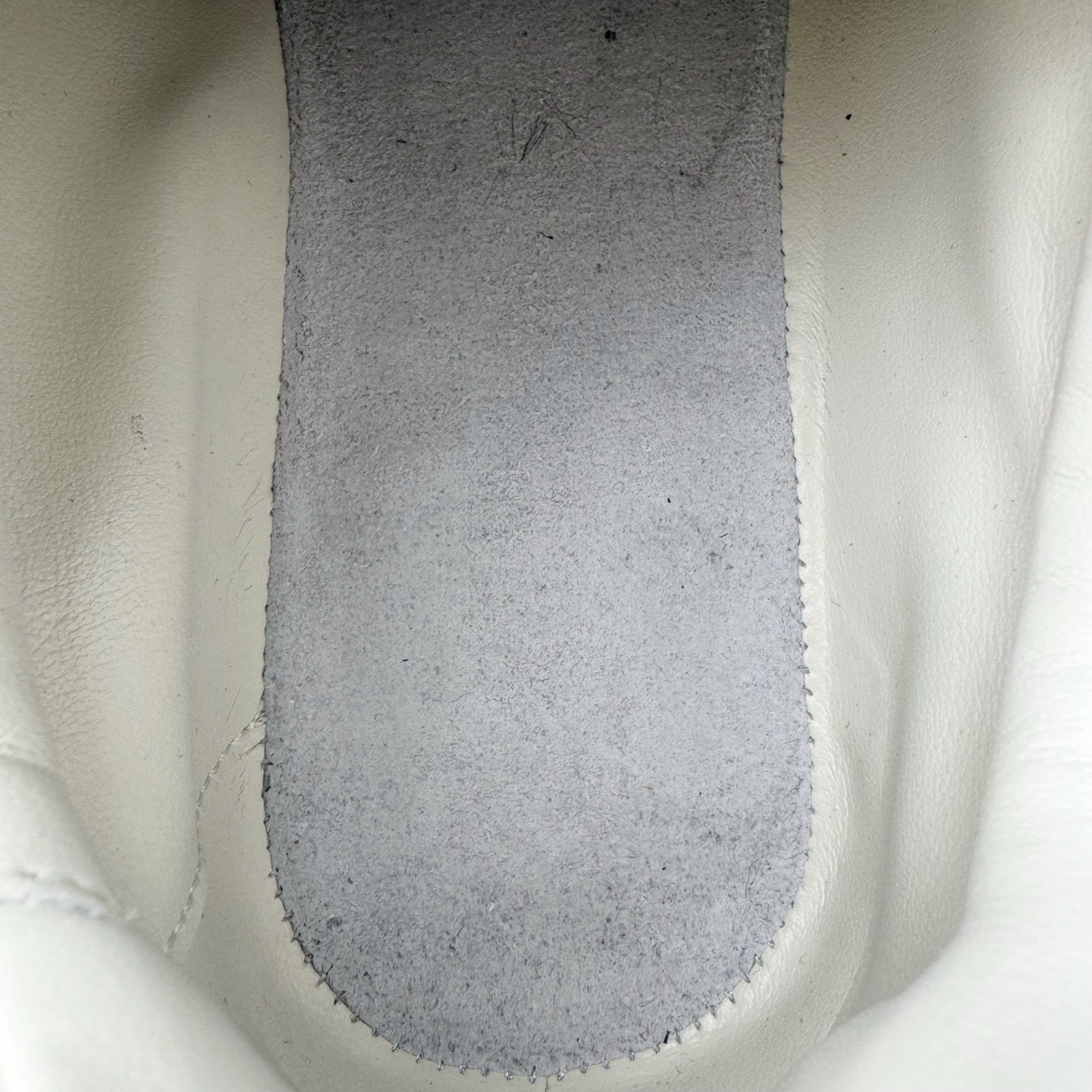 图片[19]-＃K纯原 LOEWE 2025 | Ballet Runner 2.0 罗意威新款芭蕾舞鞋拼色德训鞋阿甘鞋 全套原纸板楦头开发 后跟3D注塑橡胶LOEWE徽标 原厂数据大底磨具 进口羊皮内里加鞋垫 磁吸翻盖盒 内配帆布防尘袋 配件齐全 官方一致 原装纸板中底 带采用反绒牛皮革拼接头层皮饰片鞋面材质 鞋身原装高密度防刮防水尼龙面料 不对称鞋头造型 作为LOEWE的标志性设计 超柔软轻便且灵活的鞋底 新的波浪纹理橡胶外底 延伸至鞋头 升级的柔软皮革内衬和鞋床 提供最大舒适感 后跟有3D注塑橡胶徽标 真皮和皮料混搭彰显复古风格 拼色拼接鞋面 非常高级隐藏式小内增高 脚后跟设计新颖 柔软舒适 会被评为年度最舒适的暴走鞋 如履平地 内娱明星杨幂等众多同款上脚 小红书 一系列素材图 极具爆款 尺码：35 36 37 38 39 40 41 42 43 44 45-选品中心