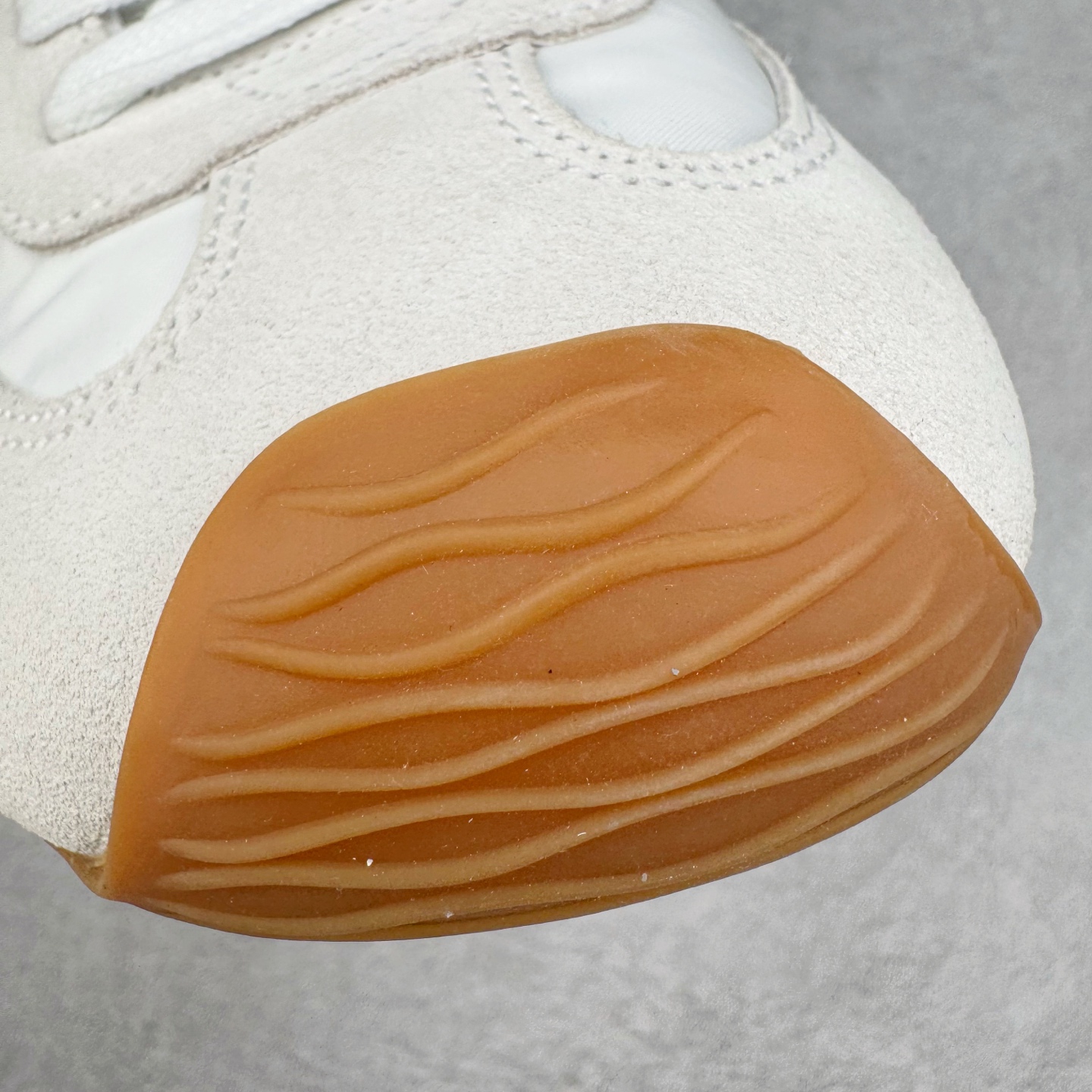 图片[15]-＃K纯原 LOEWE 2025 | Ballet Runner 2.0 罗意威新款芭蕾舞鞋拼色德训鞋阿甘鞋 全套原纸板楦头开发 后跟3D注塑橡胶LOEWE徽标 原厂数据大底磨具 进口羊皮内里加鞋垫 磁吸翻盖盒 内配帆布防尘袋 配件齐全 官方一致 原装纸板中底 带采用反绒牛皮革拼接头层皮饰片鞋面材质 鞋身原装高密度防刮防水尼龙面料 不对称鞋头造型 作为LOEWE的标志性设计 超柔软轻便且灵活的鞋底 新的波浪纹理橡胶外底 延伸至鞋头 升级的柔软皮革内衬和鞋床 提供最大舒适感 后跟有3D注塑橡胶徽标 真皮和皮料混搭彰显复古风格 拼色拼接鞋面 非常高级隐藏式小内增高 脚后跟设计新颖 柔软舒适 会被评为年度最舒适的暴走鞋 如履平地 内娱明星杨幂等众多同款上脚 小红书 一系列素材图 极具爆款 尺码：35 36 37 38 39 40 41 42 43 44 45-选品中心