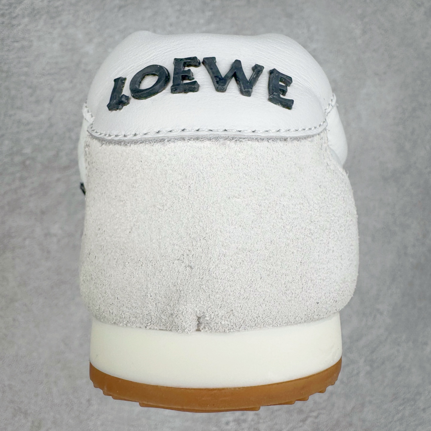 图片[8]-＃K纯原 LOEWE 2025 | Ballet Runner 2.0 罗意威新款芭蕾舞鞋拼色德训鞋阿甘鞋 全套原纸板楦头开发 后跟3D注塑橡胶LOEWE徽标 原厂数据大底磨具 进口羊皮内里加鞋垫 磁吸翻盖盒 内配帆布防尘袋 配件齐全 官方一致 原装纸板中底 带采用反绒牛皮革拼接头层皮饰片鞋面材质 鞋身原装高密度防刮防水尼龙面料 不对称鞋头造型 作为LOEWE的标志性设计 超柔软轻便且灵活的鞋底 新的波浪纹理橡胶外底 延伸至鞋头 升级的柔软皮革内衬和鞋床 提供最大舒适感 后跟有3D注塑橡胶徽标 真皮和皮料混搭彰显复古风格 拼色拼接鞋面 非常高级隐藏式小内增高 脚后跟设计新颖 柔软舒适 会被评为年度最舒适的暴走鞋 如履平地 内娱明星杨幂等众多同款上脚 小红书 一系列素材图 极具爆款 尺码：35 36 37 38 39 40 41 42 43 44 45-选品中心