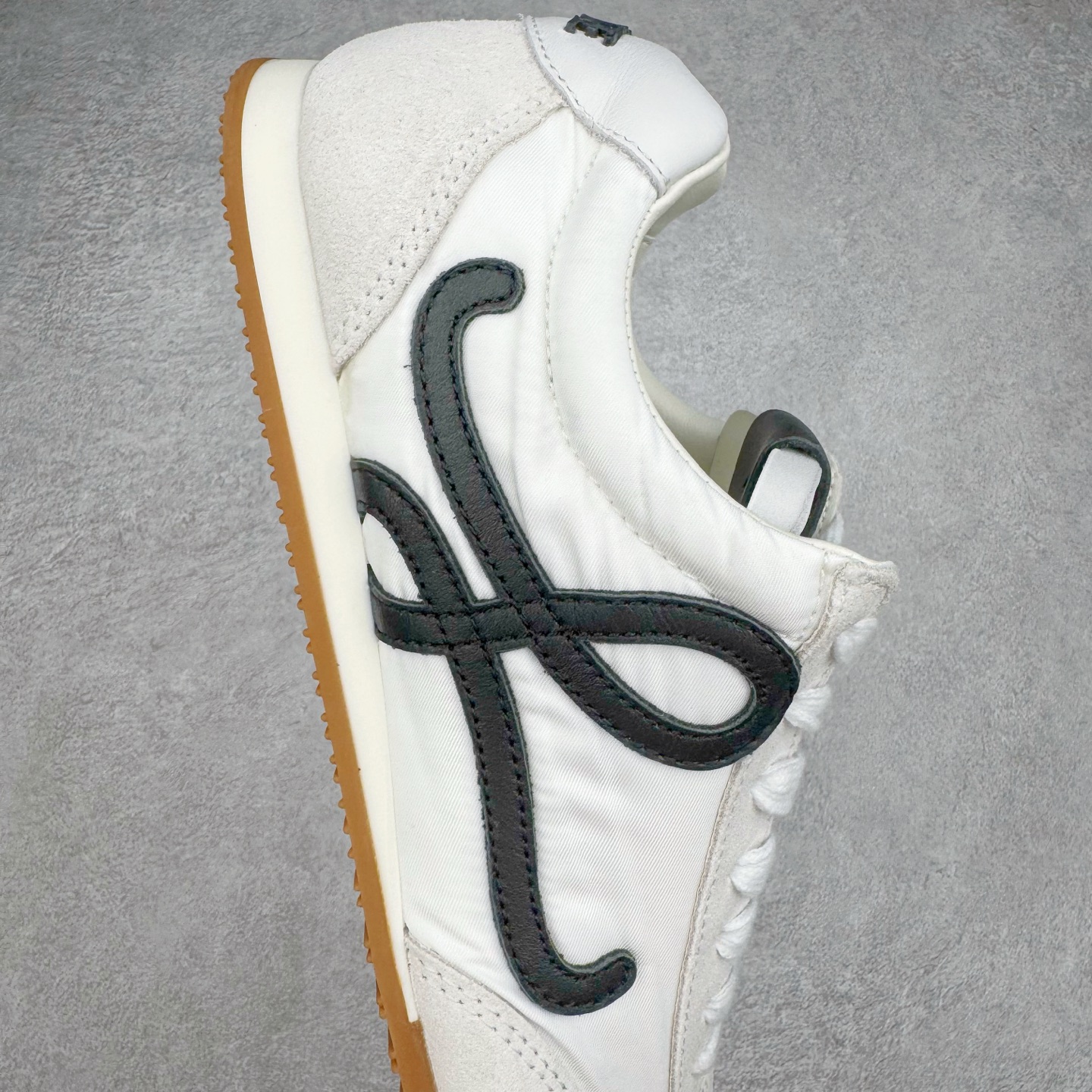 图片[6]-＃K纯原 LOEWE 2025 | Ballet Runner 2.0 罗意威新款芭蕾舞鞋拼色德训鞋阿甘鞋 全套原纸板楦头开发 后跟3D注塑橡胶LOEWE徽标 原厂数据大底磨具 进口羊皮内里加鞋垫 磁吸翻盖盒 内配帆布防尘袋 配件齐全 官方一致 原装纸板中底 带采用反绒牛皮革拼接头层皮饰片鞋面材质 鞋身原装高密度防刮防水尼龙面料 不对称鞋头造型 作为LOEWE的标志性设计 超柔软轻便且灵活的鞋底 新的波浪纹理橡胶外底 延伸至鞋头 升级的柔软皮革内衬和鞋床 提供最大舒适感 后跟有3D注塑橡胶徽标 真皮和皮料混搭彰显复古风格 拼色拼接鞋面 非常高级隐藏式小内增高 脚后跟设计新颖 柔软舒适 会被评为年度最舒适的暴走鞋 如履平地 内娱明星杨幂等众多同款上脚 小红书 一系列素材图 极具爆款 尺码：35 36 37 38 39 40 41 42 43 44 45-选品中心