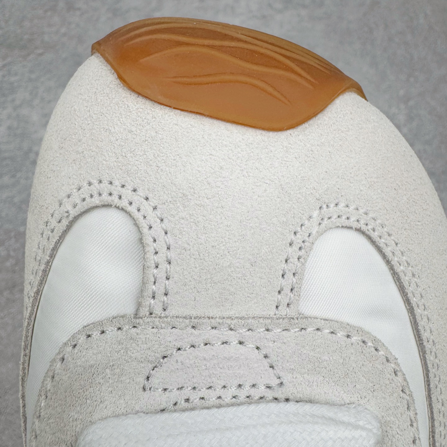 图片[13]-＃K纯原 LOEWE 2025 | Ballet Runner 2.0 罗意威新款芭蕾舞鞋拼色德训鞋阿甘鞋 全套原纸板楦头开发 后跟3D注塑橡胶LOEWE徽标 原厂数据大底磨具 进口羊皮内里加鞋垫 磁吸翻盖盒 内配帆布防尘袋 配件齐全 官方一致 原装纸板中底 带采用反绒牛皮革拼接头层皮饰片鞋面材质 鞋身原装高密度防刮防水尼龙面料 不对称鞋头造型 作为LOEWE的标志性设计 超柔软轻便且灵活的鞋底 新的波浪纹理橡胶外底 延伸至鞋头 升级的柔软皮革内衬和鞋床 提供最大舒适感 后跟有3D注塑橡胶徽标 真皮和皮料混搭彰显复古风格 拼色拼接鞋面 非常高级隐藏式小内增高 脚后跟设计新颖 柔软舒适 会被评为年度最舒适的暴走鞋 如履平地 内娱明星杨幂等众多同款上脚 小红书 一系列素材图 极具爆款 尺码：35 36 37 38 39 40 41 42 43 44 45-选品中心