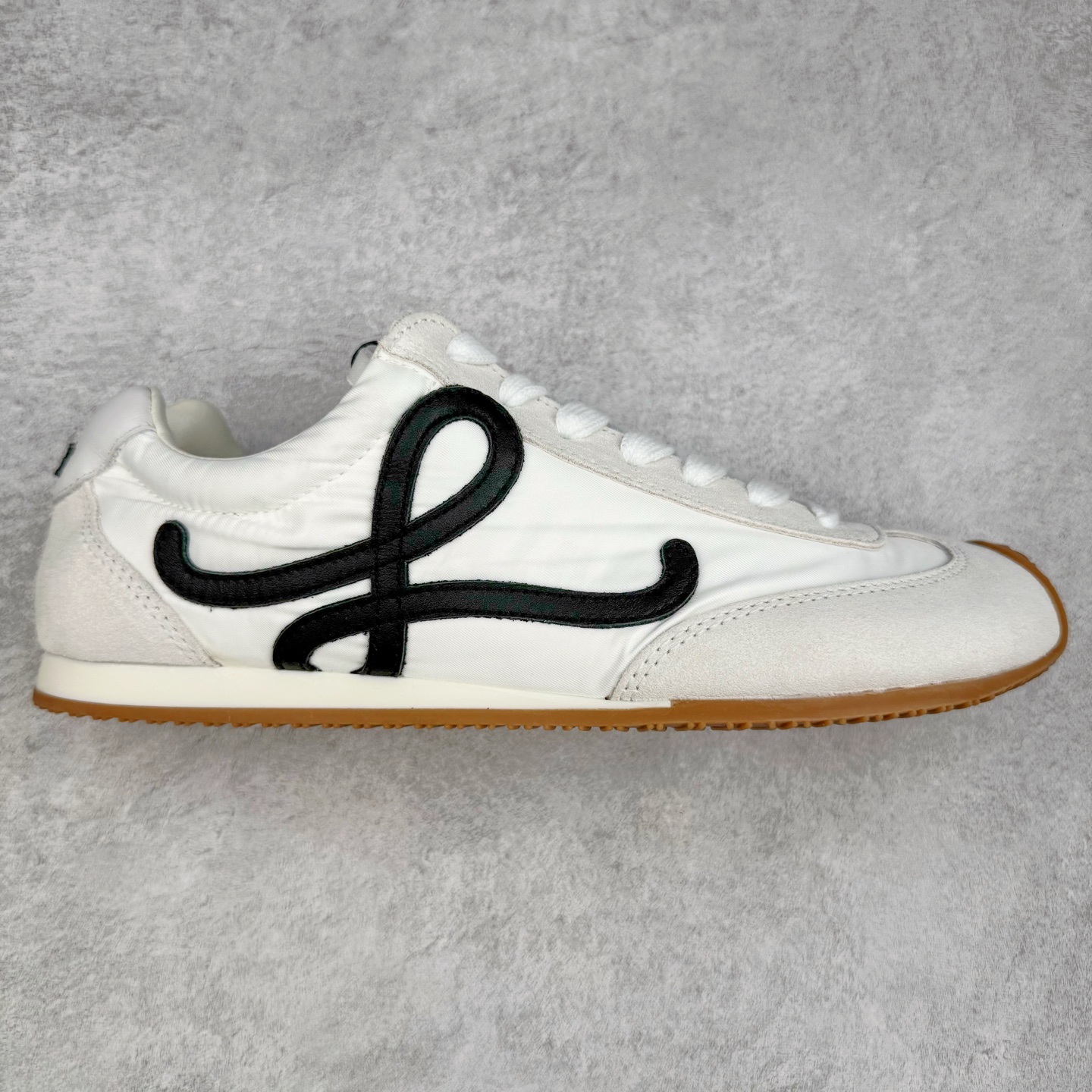 ＃K纯原 LOEWE 2025 | Ballet Runner 2.0 罗意威新款芭蕾舞鞋拼色德训鞋阿甘鞋 全套原纸板楦头开发 后跟3D注塑橡胶LOEWE徽标 原厂数据大底磨具 进口羊皮内里加鞋垫 磁吸翻盖盒 内配帆布防尘袋 配件齐全 官方一致 原装纸板中底 带采用反绒牛皮革拼接头层皮饰片鞋面材质 鞋身原装高密度防刮防水尼龙面料 不对称鞋头造型 作为LOEWE的标志性设计 超柔软轻便且灵活的鞋底 新的波浪纹理橡胶外底 延伸至鞋头 升级的柔软皮革内衬和鞋床 提供最大舒适感 后跟有3D注塑橡胶徽标 真皮和皮料混搭彰显复古风格 拼色拼接鞋面 非常高级隐藏式小内增高 脚后跟设计新颖 柔软舒适 会被评为年度最舒适的暴走鞋 如履平地 内娱明星杨幂等众多同款上脚 小红书 一系列素材图 极具爆款 尺码：35 36 37 38 39 40 41 42 43 44 45-选品中心