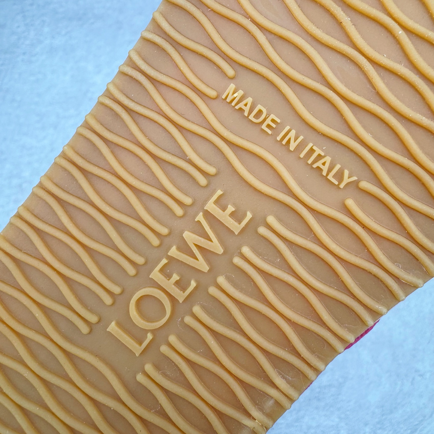 图片[17]-＃K纯原 LOEWE 2025 | Ballet Runner 2.0 罗意威新款芭蕾舞鞋拼色德训鞋阿甘鞋 全套原纸板楦头开发 后跟3D注塑橡胶LOEWE徽标 原厂数据大底磨具 进口羊皮内里加鞋垫 磁吸翻盖盒 内配帆布防尘袋 配件齐全 官方一致 原装纸板中底 带采用反绒牛皮革拼接头层皮饰片鞋面材质 鞋身原装高密度防刮防水尼龙面料 不对称鞋头造型 作为LOEWE的标志性设计 超柔软轻便且灵活的鞋底 新的波浪纹理橡胶外底 延伸至鞋头 升级的柔软皮革内衬和鞋床 提供最大舒适感 后跟有3D注塑橡胶徽标 真皮和皮料混搭彰显复古风格 拼色拼接鞋面 非常高级隐藏式小内增高 脚后跟设计新颖 柔软舒适 会被评为年度最舒适的暴走鞋 如履平地 内娱明星杨幂等众多同款上脚 小红书 一系列素材图 极具爆款 尺码：35 36 37 38 39 40 41 42 43 44 45-选品中心