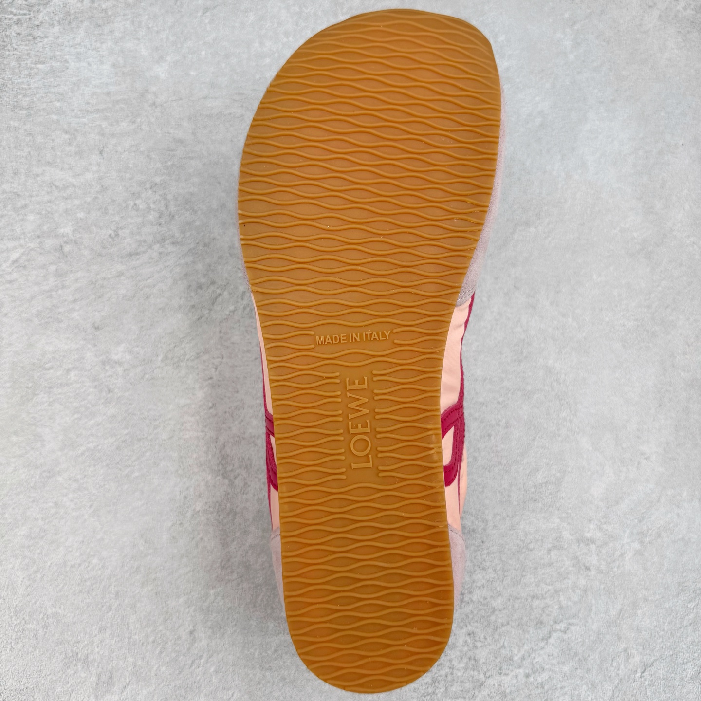 图片[9]-＃K纯原 LOEWE 2025 | Ballet Runner 2.0 罗意威新款芭蕾舞鞋拼色德训鞋阿甘鞋 全套原纸板楦头开发 后跟3D注塑橡胶LOEWE徽标 原厂数据大底磨具 进口羊皮内里加鞋垫 磁吸翻盖盒 内配帆布防尘袋 配件齐全 官方一致 原装纸板中底 带采用反绒牛皮革拼接头层皮饰片鞋面材质 鞋身原装高密度防刮防水尼龙面料 不对称鞋头造型 作为LOEWE的标志性设计 超柔软轻便且灵活的鞋底 新的波浪纹理橡胶外底 延伸至鞋头 升级的柔软皮革内衬和鞋床 提供最大舒适感 后跟有3D注塑橡胶徽标 真皮和皮料混搭彰显复古风格 拼色拼接鞋面 非常高级隐藏式小内增高 脚后跟设计新颖 柔软舒适 会被评为年度最舒适的暴走鞋 如履平地 内娱明星杨幂等众多同款上脚 小红书 一系列素材图 极具爆款 尺码：35 36 37 38 39 40 41 42 43 44 45-选品中心