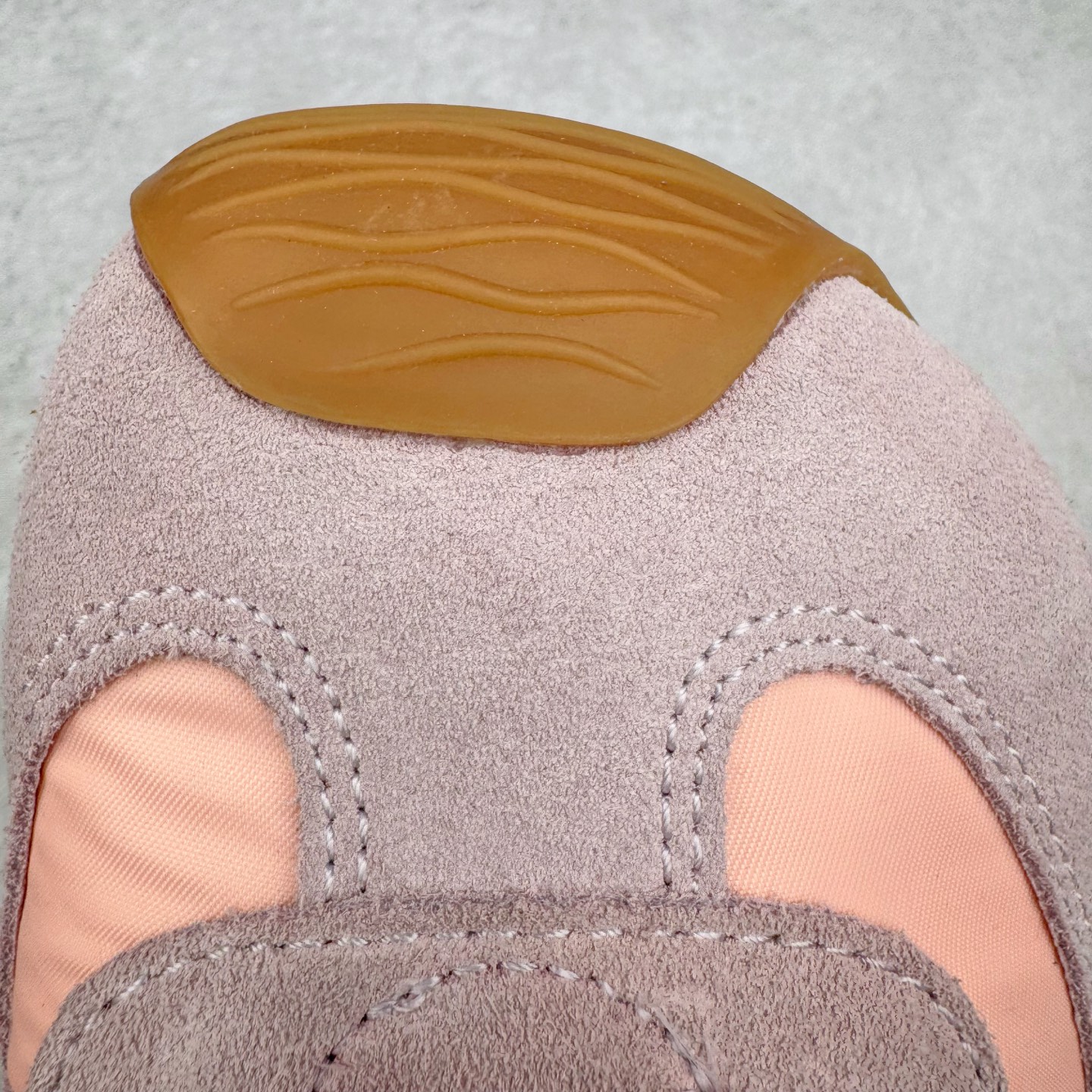 图片[12]-＃K纯原 LOEWE 2025 | Ballet Runner 2.0 罗意威新款芭蕾舞鞋拼色德训鞋阿甘鞋 全套原纸板楦头开发 后跟3D注塑橡胶LOEWE徽标 原厂数据大底磨具 进口羊皮内里加鞋垫 磁吸翻盖盒 内配帆布防尘袋 配件齐全 官方一致 原装纸板中底 带采用反绒牛皮革拼接头层皮饰片鞋面材质 鞋身原装高密度防刮防水尼龙面料 不对称鞋头造型 作为LOEWE的标志性设计 超柔软轻便且灵活的鞋底 新的波浪纹理橡胶外底 延伸至鞋头 升级的柔软皮革内衬和鞋床 提供最大舒适感 后跟有3D注塑橡胶徽标 真皮和皮料混搭彰显复古风格 拼色拼接鞋面 非常高级隐藏式小内增高 脚后跟设计新颖 柔软舒适 会被评为年度最舒适的暴走鞋 如履平地 内娱明星杨幂等众多同款上脚 小红书 一系列素材图 极具爆款 尺码：35 36 37 38 39 40 41 42 43 44 45-选品中心