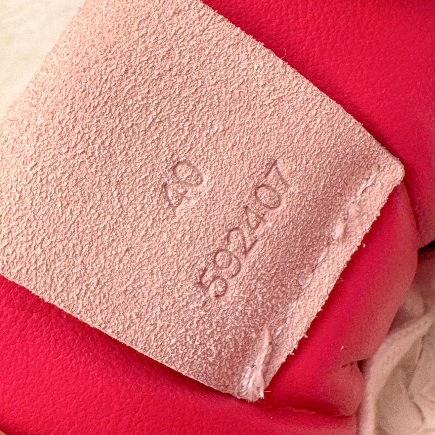 图片[18]-＃K纯原 LOEWE 2025 | Ballet Runner 2.0 罗意威新款芭蕾舞鞋拼色德训鞋阿甘鞋 全套原纸板楦头开发 后跟3D注塑橡胶LOEWE徽标 原厂数据大底磨具 进口羊皮内里加鞋垫 磁吸翻盖盒 内配帆布防尘袋 配件齐全 官方一致 原装纸板中底 带采用反绒牛皮革拼接头层皮饰片鞋面材质 鞋身原装高密度防刮防水尼龙面料 不对称鞋头造型 作为LOEWE的标志性设计 超柔软轻便且灵活的鞋底 新的波浪纹理橡胶外底 延伸至鞋头 升级的柔软皮革内衬和鞋床 提供最大舒适感 后跟有3D注塑橡胶徽标 真皮和皮料混搭彰显复古风格 拼色拼接鞋面 非常高级隐藏式小内增高 脚后跟设计新颖 柔软舒适 会被评为年度最舒适的暴走鞋 如履平地 内娱明星杨幂等众多同款上脚 小红书 一系列素材图 极具爆款 尺码：35 36 37 38 39 40 41 42 43 44 45-选品中心