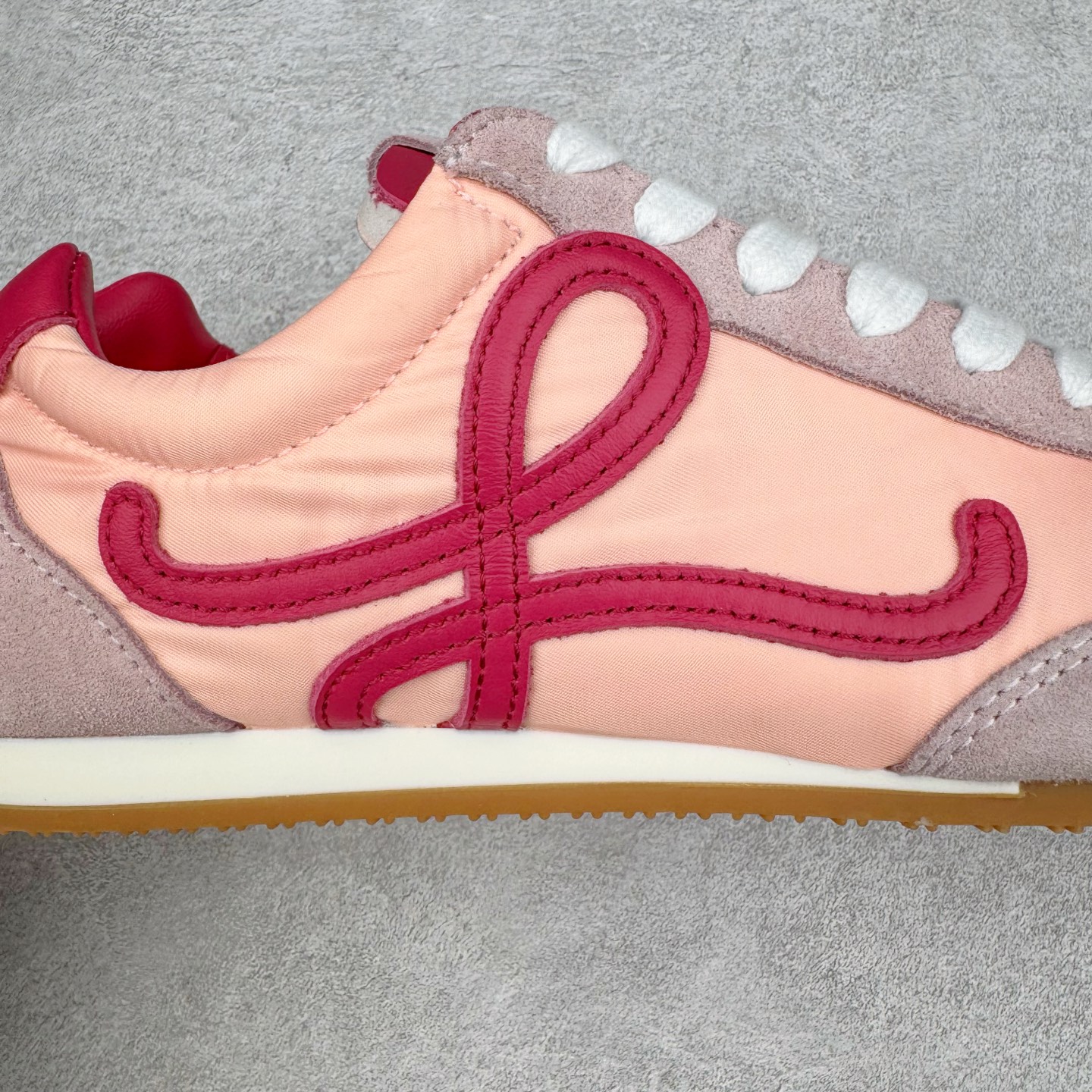 图片[10]-＃K纯原 LOEWE 2025 | Ballet Runner 2.0 罗意威新款芭蕾舞鞋拼色德训鞋阿甘鞋 全套原纸板楦头开发 后跟3D注塑橡胶LOEWE徽标 原厂数据大底磨具 进口羊皮内里加鞋垫 磁吸翻盖盒 内配帆布防尘袋 配件齐全 官方一致 原装纸板中底 带采用反绒牛皮革拼接头层皮饰片鞋面材质 鞋身原装高密度防刮防水尼龙面料 不对称鞋头造型 作为LOEWE的标志性设计 超柔软轻便且灵活的鞋底 新的波浪纹理橡胶外底 延伸至鞋头 升级的柔软皮革内衬和鞋床 提供最大舒适感 后跟有3D注塑橡胶徽标 真皮和皮料混搭彰显复古风格 拼色拼接鞋面 非常高级隐藏式小内增高 脚后跟设计新颖 柔软舒适 会被评为年度最舒适的暴走鞋 如履平地 内娱明星杨幂等众多同款上脚 小红书 一系列素材图 极具爆款 尺码：35 36 37 38 39 40 41 42 43 44 45-选品中心