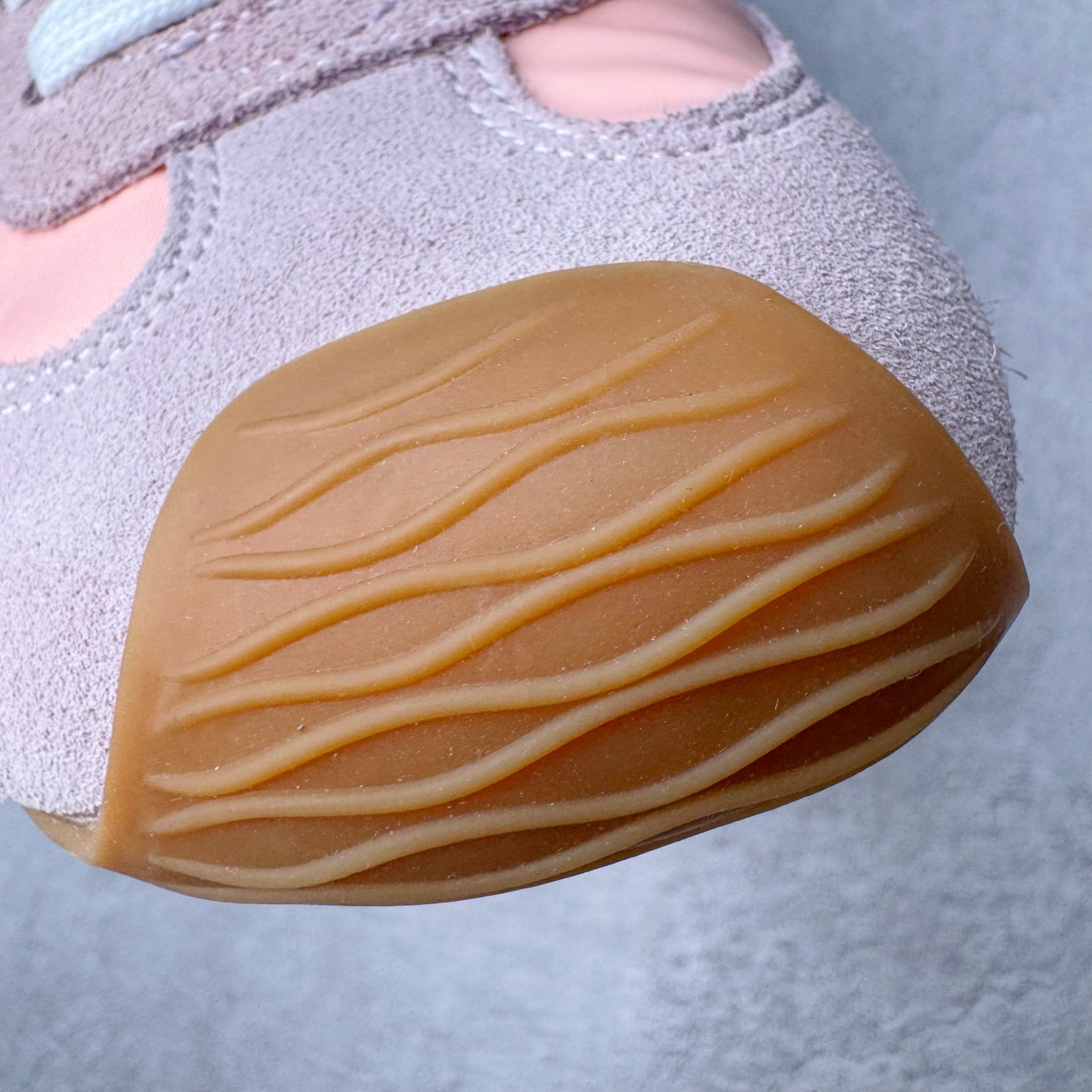 图片[13]-＃K纯原 LOEWE 2025 | Ballet Runner 2.0 罗意威新款芭蕾舞鞋拼色德训鞋阿甘鞋 全套原纸板楦头开发 后跟3D注塑橡胶LOEWE徽标 原厂数据大底磨具 进口羊皮内里加鞋垫 磁吸翻盖盒 内配帆布防尘袋 配件齐全 官方一致 原装纸板中底 带采用反绒牛皮革拼接头层皮饰片鞋面材质 鞋身原装高密度防刮防水尼龙面料 不对称鞋头造型 作为LOEWE的标志性设计 超柔软轻便且灵活的鞋底 新的波浪纹理橡胶外底 延伸至鞋头 升级的柔软皮革内衬和鞋床 提供最大舒适感 后跟有3D注塑橡胶徽标 真皮和皮料混搭彰显复古风格 拼色拼接鞋面 非常高级隐藏式小内增高 脚后跟设计新颖 柔软舒适 会被评为年度最舒适的暴走鞋 如履平地 内娱明星杨幂等众多同款上脚 小红书 一系列素材图 极具爆款 尺码：35 36 37 38 39 40 41 42 43 44 45-选品中心