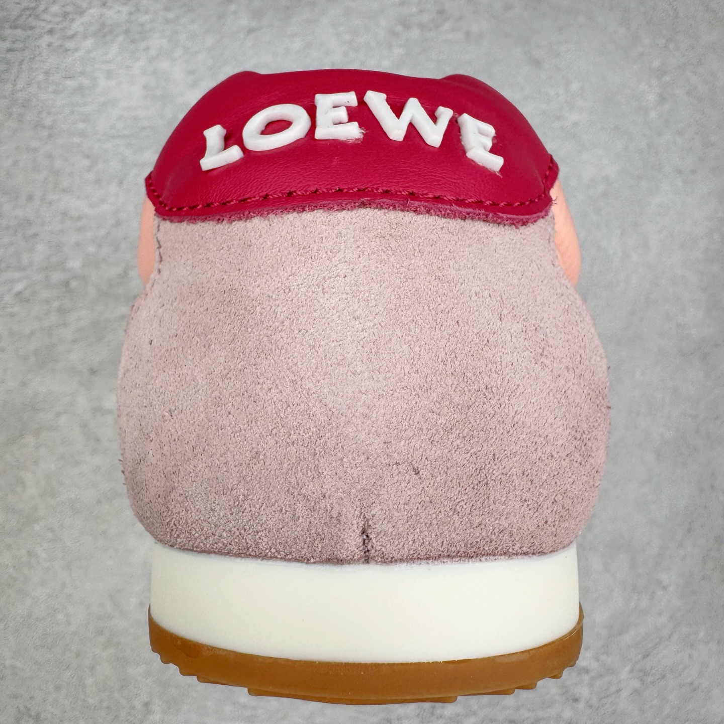 图片[8]-＃K纯原 LOEWE 2025 | Ballet Runner 2.0 罗意威新款芭蕾舞鞋拼色德训鞋阿甘鞋 全套原纸板楦头开发 后跟3D注塑橡胶LOEWE徽标 原厂数据大底磨具 进口羊皮内里加鞋垫 磁吸翻盖盒 内配帆布防尘袋 配件齐全 官方一致 原装纸板中底 带采用反绒牛皮革拼接头层皮饰片鞋面材质 鞋身原装高密度防刮防水尼龙面料 不对称鞋头造型 作为LOEWE的标志性设计 超柔软轻便且灵活的鞋底 新的波浪纹理橡胶外底 延伸至鞋头 升级的柔软皮革内衬和鞋床 提供最大舒适感 后跟有3D注塑橡胶徽标 真皮和皮料混搭彰显复古风格 拼色拼接鞋面 非常高级隐藏式小内增高 脚后跟设计新颖 柔软舒适 会被评为年度最舒适的暴走鞋 如履平地 内娱明星杨幂等众多同款上脚 小红书 一系列素材图 极具爆款 尺码：35 36 37 38 39 40 41 42 43 44 45-选品中心