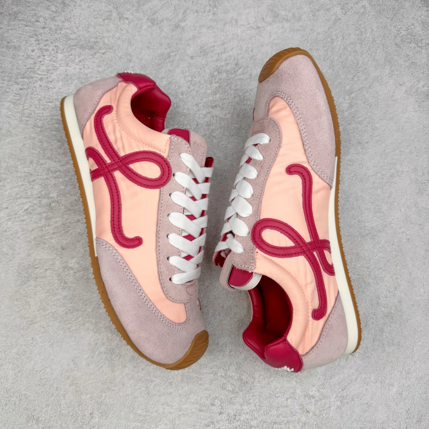 图片[3]-＃K纯原 LOEWE 2025 | Ballet Runner 2.0 罗意威新款芭蕾舞鞋拼色德训鞋阿甘鞋 全套原纸板楦头开发 后跟3D注塑橡胶LOEWE徽标 原厂数据大底磨具 进口羊皮内里加鞋垫 磁吸翻盖盒 内配帆布防尘袋 配件齐全 官方一致 原装纸板中底 带采用反绒牛皮革拼接头层皮饰片鞋面材质 鞋身原装高密度防刮防水尼龙面料 不对称鞋头造型 作为LOEWE的标志性设计 超柔软轻便且灵活的鞋底 新的波浪纹理橡胶外底 延伸至鞋头 升级的柔软皮革内衬和鞋床 提供最大舒适感 后跟有3D注塑橡胶徽标 真皮和皮料混搭彰显复古风格 拼色拼接鞋面 非常高级隐藏式小内增高 脚后跟设计新颖 柔软舒适 会被评为年度最舒适的暴走鞋 如履平地 内娱明星杨幂等众多同款上脚 小红书 一系列素材图 极具爆款 尺码：35 36 37 38 39 40 41 42 43 44 45-选品中心