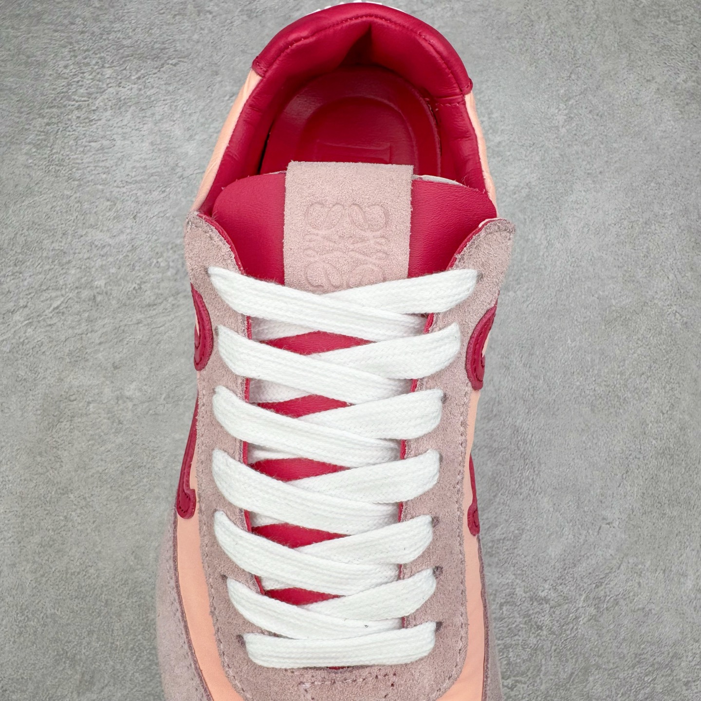 图片[5]-＃K纯原 LOEWE 2025 | Ballet Runner 2.0 罗意威新款芭蕾舞鞋拼色德训鞋阿甘鞋 全套原纸板楦头开发 后跟3D注塑橡胶LOEWE徽标 原厂数据大底磨具 进口羊皮内里加鞋垫 磁吸翻盖盒 内配帆布防尘袋 配件齐全 官方一致 原装纸板中底 带采用反绒牛皮革拼接头层皮饰片鞋面材质 鞋身原装高密度防刮防水尼龙面料 不对称鞋头造型 作为LOEWE的标志性设计 超柔软轻便且灵活的鞋底 新的波浪纹理橡胶外底 延伸至鞋头 升级的柔软皮革内衬和鞋床 提供最大舒适感 后跟有3D注塑橡胶徽标 真皮和皮料混搭彰显复古风格 拼色拼接鞋面 非常高级隐藏式小内增高 脚后跟设计新颖 柔软舒适 会被评为年度最舒适的暴走鞋 如履平地 内娱明星杨幂等众多同款上脚 小红书 一系列素材图 极具爆款 尺码：35 36 37 38 39 40 41 42 43 44 45-选品中心