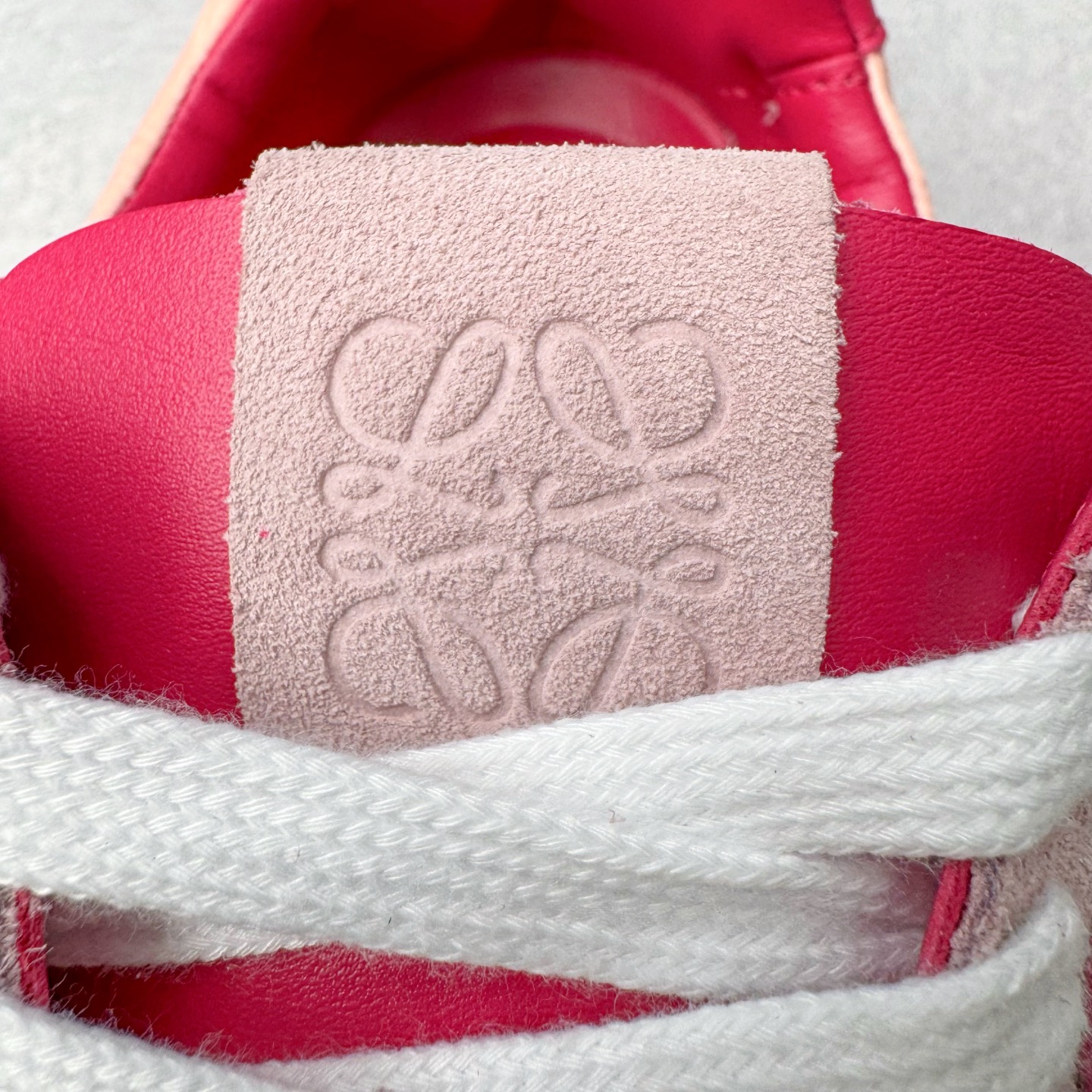 图片[14]-＃K纯原 LOEWE 2025 | Ballet Runner 2.0 罗意威新款芭蕾舞鞋拼色德训鞋阿甘鞋 全套原纸板楦头开发 后跟3D注塑橡胶LOEWE徽标 原厂数据大底磨具 进口羊皮内里加鞋垫 磁吸翻盖盒 内配帆布防尘袋 配件齐全 官方一致 原装纸板中底 带采用反绒牛皮革拼接头层皮饰片鞋面材质 鞋身原装高密度防刮防水尼龙面料 不对称鞋头造型 作为LOEWE的标志性设计 超柔软轻便且灵活的鞋底 新的波浪纹理橡胶外底 延伸至鞋头 升级的柔软皮革内衬和鞋床 提供最大舒适感 后跟有3D注塑橡胶徽标 真皮和皮料混搭彰显复古风格 拼色拼接鞋面 非常高级隐藏式小内增高 脚后跟设计新颖 柔软舒适 会被评为年度最舒适的暴走鞋 如履平地 内娱明星杨幂等众多同款上脚 小红书 一系列素材图 极具爆款 尺码：35 36 37 38 39 40 41 42 43 44 45-选品中心