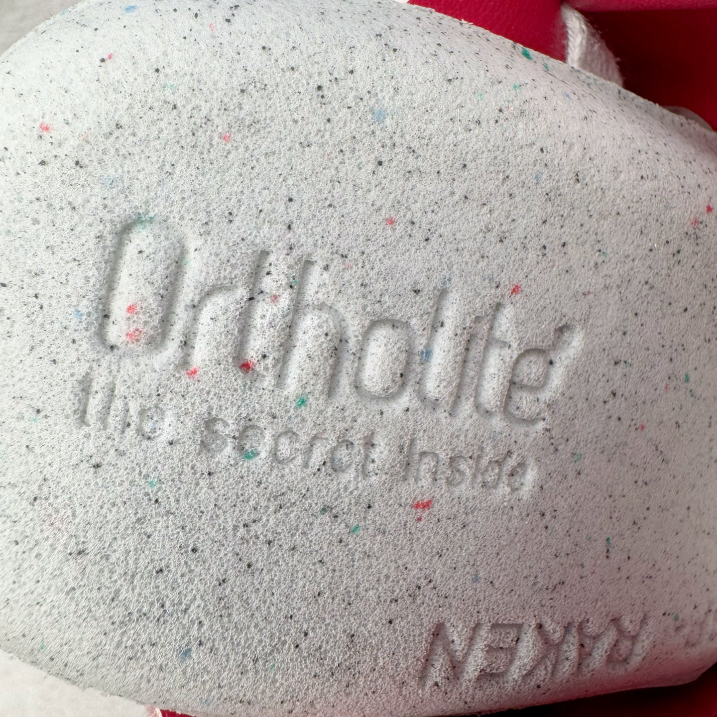 图片[20]-＃K纯原 LOEWE 2025 | Ballet Runner 2.0 罗意威新款芭蕾舞鞋拼色德训鞋阿甘鞋 全套原纸板楦头开发 后跟3D注塑橡胶LOEWE徽标 原厂数据大底磨具 进口羊皮内里加鞋垫 磁吸翻盖盒 内配帆布防尘袋 配件齐全 官方一致 原装纸板中底 带采用反绒牛皮革拼接头层皮饰片鞋面材质 鞋身原装高密度防刮防水尼龙面料 不对称鞋头造型 作为LOEWE的标志性设计 超柔软轻便且灵活的鞋底 新的波浪纹理橡胶外底 延伸至鞋头 升级的柔软皮革内衬和鞋床 提供最大舒适感 后跟有3D注塑橡胶徽标 真皮和皮料混搭彰显复古风格 拼色拼接鞋面 非常高级隐藏式小内增高 脚后跟设计新颖 柔软舒适 会被评为年度最舒适的暴走鞋 如履平地 内娱明星杨幂等众多同款上脚 小红书 一系列素材图 极具爆款 尺码：35 36 37 38 39 40 41 42 43 44 45-选品中心