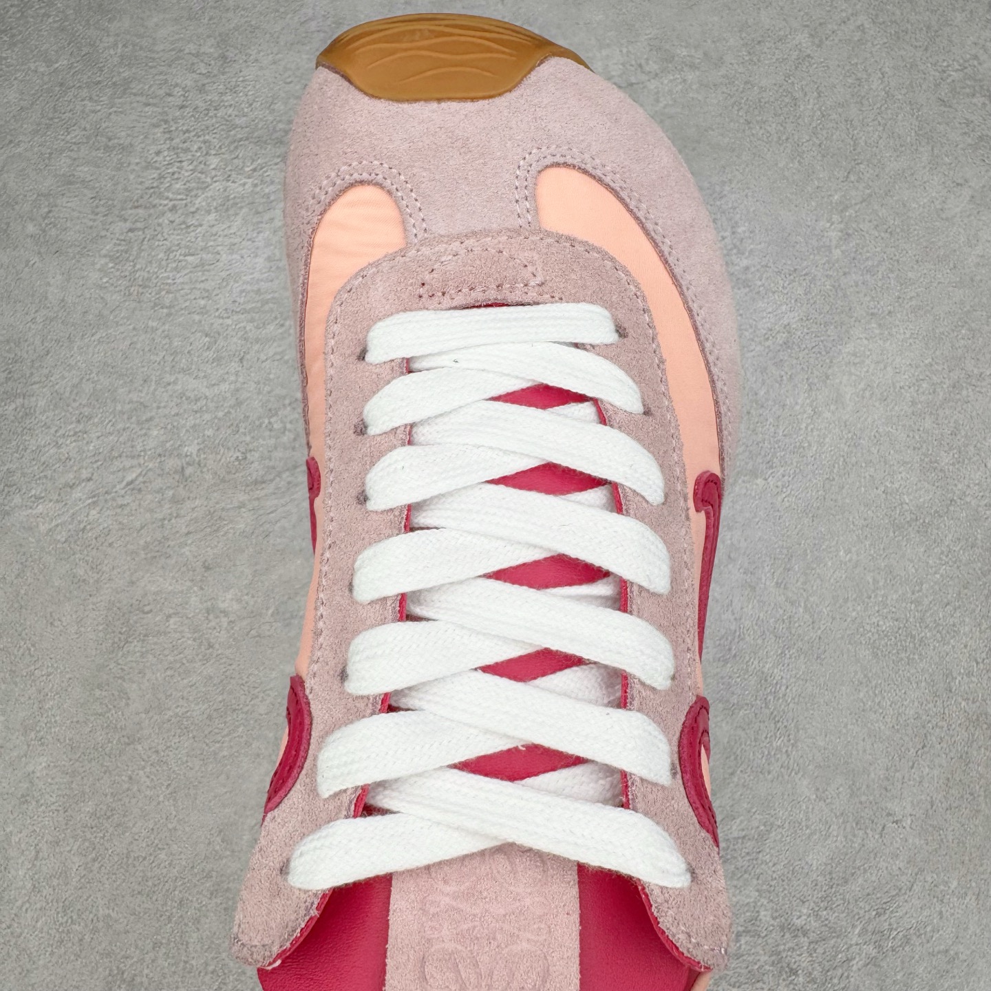 图片[4]-＃K纯原 LOEWE 2025 | Ballet Runner 2.0 罗意威新款芭蕾舞鞋拼色德训鞋阿甘鞋 全套原纸板楦头开发 后跟3D注塑橡胶LOEWE徽标 原厂数据大底磨具 进口羊皮内里加鞋垫 磁吸翻盖盒 内配帆布防尘袋 配件齐全 官方一致 原装纸板中底 带采用反绒牛皮革拼接头层皮饰片鞋面材质 鞋身原装高密度防刮防水尼龙面料 不对称鞋头造型 作为LOEWE的标志性设计 超柔软轻便且灵活的鞋底 新的波浪纹理橡胶外底 延伸至鞋头 升级的柔软皮革内衬和鞋床 提供最大舒适感 后跟有3D注塑橡胶徽标 真皮和皮料混搭彰显复古风格 拼色拼接鞋面 非常高级隐藏式小内增高 脚后跟设计新颖 柔软舒适 会被评为年度最舒适的暴走鞋 如履平地 内娱明星杨幂等众多同款上脚 小红书 一系列素材图 极具爆款 尺码：35 36 37 38 39 40 41 42 43 44 45-选品中心