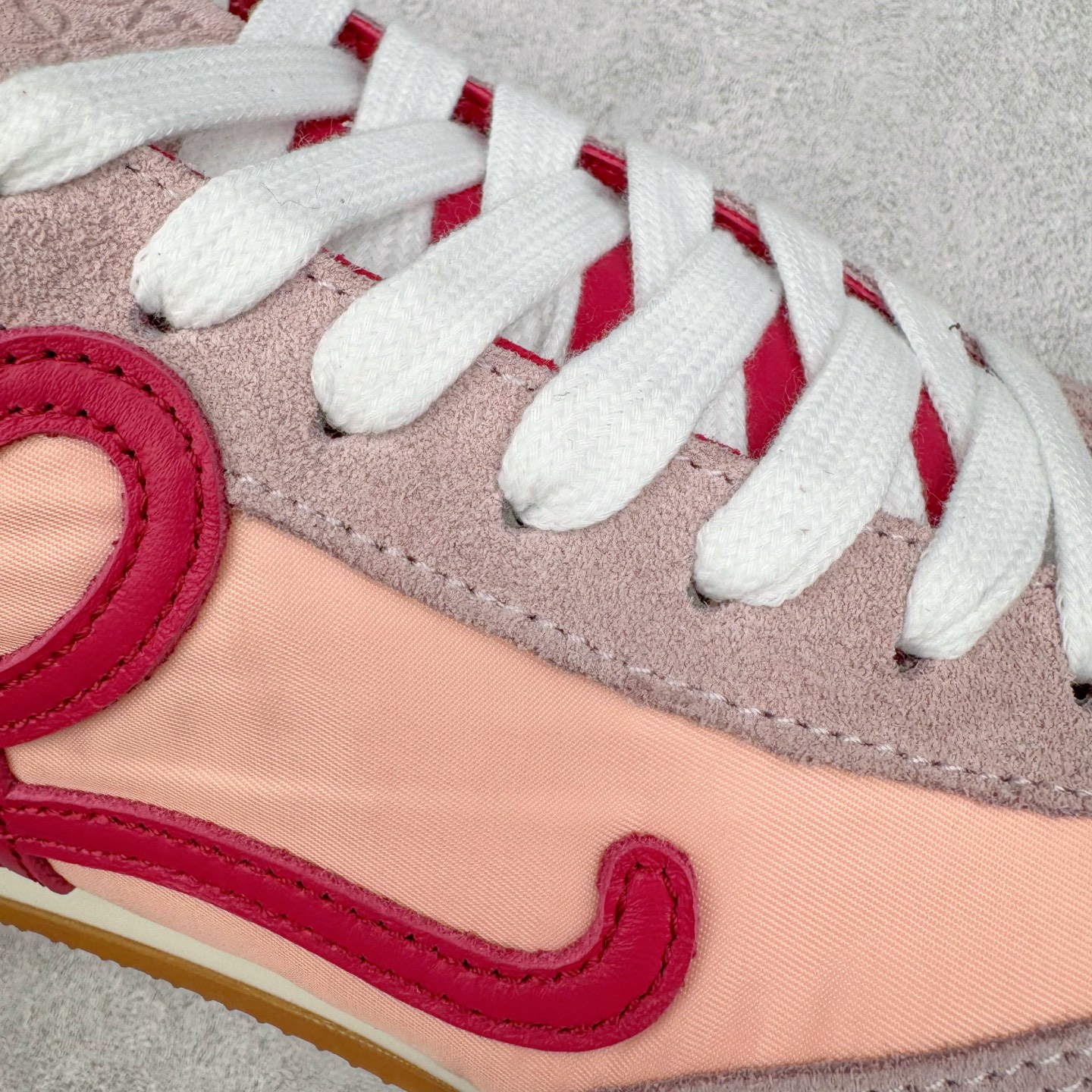 图片[11]-＃K纯原 LOEWE 2025 | Ballet Runner 2.0 罗意威新款芭蕾舞鞋拼色德训鞋阿甘鞋 全套原纸板楦头开发 后跟3D注塑橡胶LOEWE徽标 原厂数据大底磨具 进口羊皮内里加鞋垫 磁吸翻盖盒 内配帆布防尘袋 配件齐全 官方一致 原装纸板中底 带采用反绒牛皮革拼接头层皮饰片鞋面材质 鞋身原装高密度防刮防水尼龙面料 不对称鞋头造型 作为LOEWE的标志性设计 超柔软轻便且灵活的鞋底 新的波浪纹理橡胶外底 延伸至鞋头 升级的柔软皮革内衬和鞋床 提供最大舒适感 后跟有3D注塑橡胶徽标 真皮和皮料混搭彰显复古风格 拼色拼接鞋面 非常高级隐藏式小内增高 脚后跟设计新颖 柔软舒适 会被评为年度最舒适的暴走鞋 如履平地 内娱明星杨幂等众多同款上脚 小红书 一系列素材图 极具爆款 尺码：35 36 37 38 39 40 41 42 43 44 45-选品中心