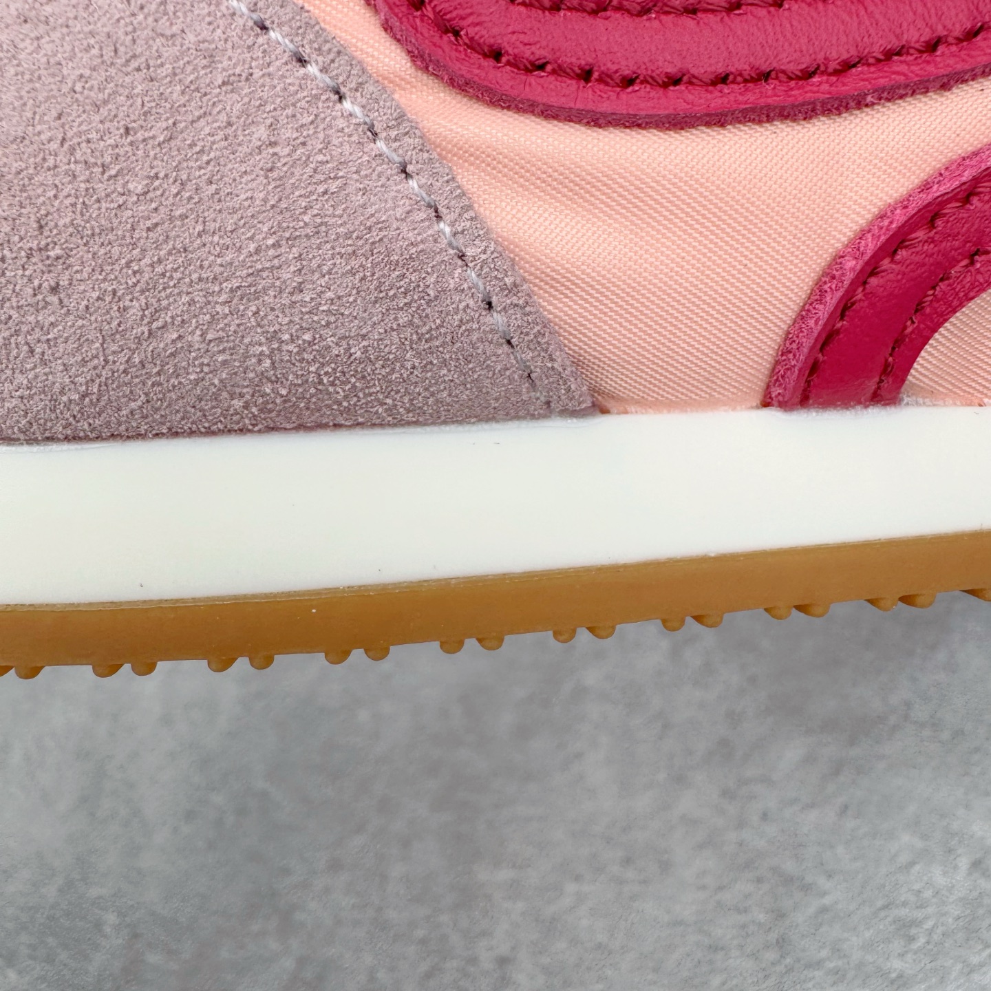 图片[15]-＃K纯原 LOEWE 2025 | Ballet Runner 2.0 罗意威新款芭蕾舞鞋拼色德训鞋阿甘鞋 全套原纸板楦头开发 后跟3D注塑橡胶LOEWE徽标 原厂数据大底磨具 进口羊皮内里加鞋垫 磁吸翻盖盒 内配帆布防尘袋 配件齐全 官方一致 原装纸板中底 带采用反绒牛皮革拼接头层皮饰片鞋面材质 鞋身原装高密度防刮防水尼龙面料 不对称鞋头造型 作为LOEWE的标志性设计 超柔软轻便且灵活的鞋底 新的波浪纹理橡胶外底 延伸至鞋头 升级的柔软皮革内衬和鞋床 提供最大舒适感 后跟有3D注塑橡胶徽标 真皮和皮料混搭彰显复古风格 拼色拼接鞋面 非常高级隐藏式小内增高 脚后跟设计新颖 柔软舒适 会被评为年度最舒适的暴走鞋 如履平地 内娱明星杨幂等众多同款上脚 小红书 一系列素材图 极具爆款 尺码：35 36 37 38 39 40 41 42 43 44 45-选品中心