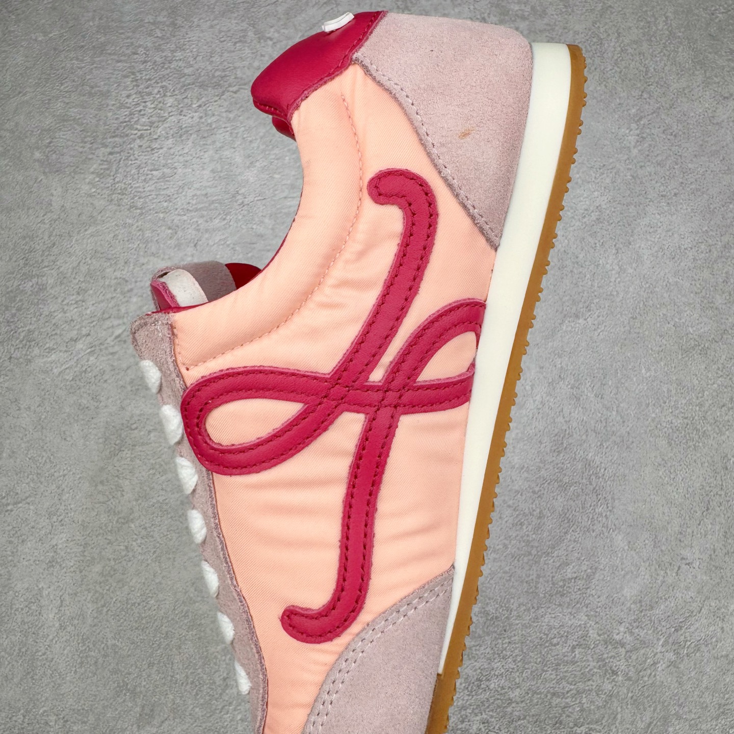 图片[7]-＃K纯原 LOEWE 2025 | Ballet Runner 2.0 罗意威新款芭蕾舞鞋拼色德训鞋阿甘鞋 全套原纸板楦头开发 后跟3D注塑橡胶LOEWE徽标 原厂数据大底磨具 进口羊皮内里加鞋垫 磁吸翻盖盒 内配帆布防尘袋 配件齐全 官方一致 原装纸板中底 带采用反绒牛皮革拼接头层皮饰片鞋面材质 鞋身原装高密度防刮防水尼龙面料 不对称鞋头造型 作为LOEWE的标志性设计 超柔软轻便且灵活的鞋底 新的波浪纹理橡胶外底 延伸至鞋头 升级的柔软皮革内衬和鞋床 提供最大舒适感 后跟有3D注塑橡胶徽标 真皮和皮料混搭彰显复古风格 拼色拼接鞋面 非常高级隐藏式小内增高 脚后跟设计新颖 柔软舒适 会被评为年度最舒适的暴走鞋 如履平地 内娱明星杨幂等众多同款上脚 小红书 一系列素材图 极具爆款 尺码：35 36 37 38 39 40 41 42 43 44 45-选品中心