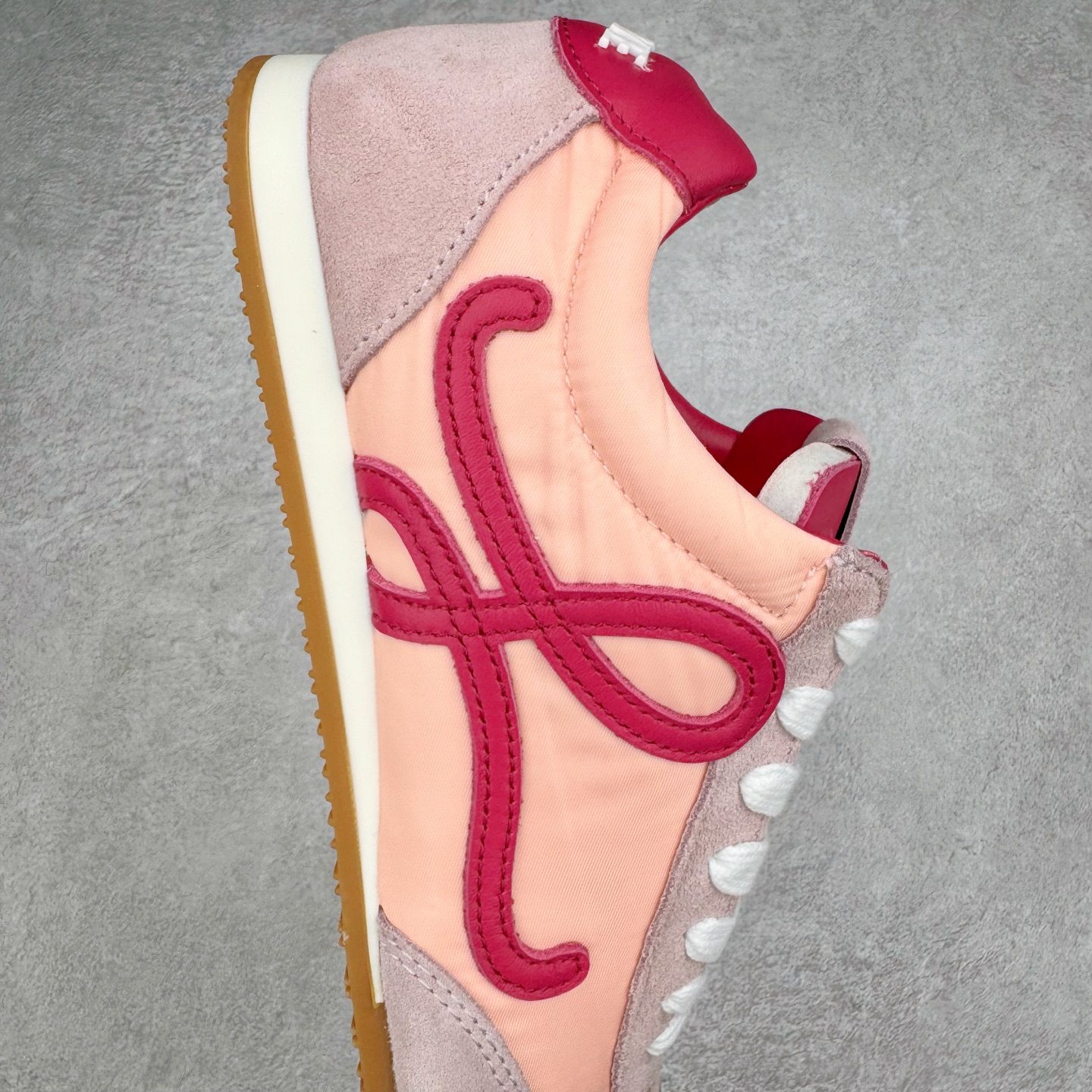 图片[6]-＃K纯原 LOEWE 2025 | Ballet Runner 2.0 罗意威新款芭蕾舞鞋拼色德训鞋阿甘鞋 全套原纸板楦头开发 后跟3D注塑橡胶LOEWE徽标 原厂数据大底磨具 进口羊皮内里加鞋垫 磁吸翻盖盒 内配帆布防尘袋 配件齐全 官方一致 原装纸板中底 带采用反绒牛皮革拼接头层皮饰片鞋面材质 鞋身原装高密度防刮防水尼龙面料 不对称鞋头造型 作为LOEWE的标志性设计 超柔软轻便且灵活的鞋底 新的波浪纹理橡胶外底 延伸至鞋头 升级的柔软皮革内衬和鞋床 提供最大舒适感 后跟有3D注塑橡胶徽标 真皮和皮料混搭彰显复古风格 拼色拼接鞋面 非常高级隐藏式小内增高 脚后跟设计新颖 柔软舒适 会被评为年度最舒适的暴走鞋 如履平地 内娱明星杨幂等众多同款上脚 小红书 一系列素材图 极具爆款 尺码：35 36 37 38 39 40 41 42 43 44 45-选品中心