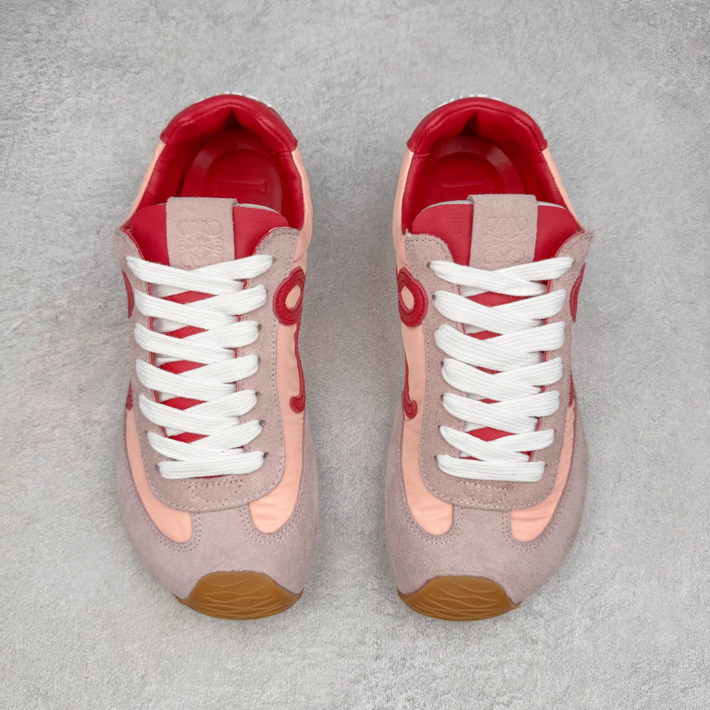 图片[2]-＃K纯原 LOEWE 2025 | Ballet Runner 2.0 罗意威新款芭蕾舞鞋拼色德训鞋阿甘鞋 全套原纸板楦头开发 后跟3D注塑橡胶LOEWE徽标 原厂数据大底磨具 进口羊皮内里加鞋垫 磁吸翻盖盒 内配帆布防尘袋 配件齐全 官方一致 原装纸板中底 带采用反绒牛皮革拼接头层皮饰片鞋面材质 鞋身原装高密度防刮防水尼龙面料 不对称鞋头造型 作为LOEWE的标志性设计 超柔软轻便且灵活的鞋底 新的波浪纹理橡胶外底 延伸至鞋头 升级的柔软皮革内衬和鞋床 提供最大舒适感 后跟有3D注塑橡胶徽标 真皮和皮料混搭彰显复古风格 拼色拼接鞋面 非常高级隐藏式小内增高 脚后跟设计新颖 柔软舒适 会被评为年度最舒适的暴走鞋 如履平地 内娱明星杨幂等众多同款上脚 小红书 一系列素材图 极具爆款 尺码：35 36 37 38 39 40 41 42 43 44 45-选品中心