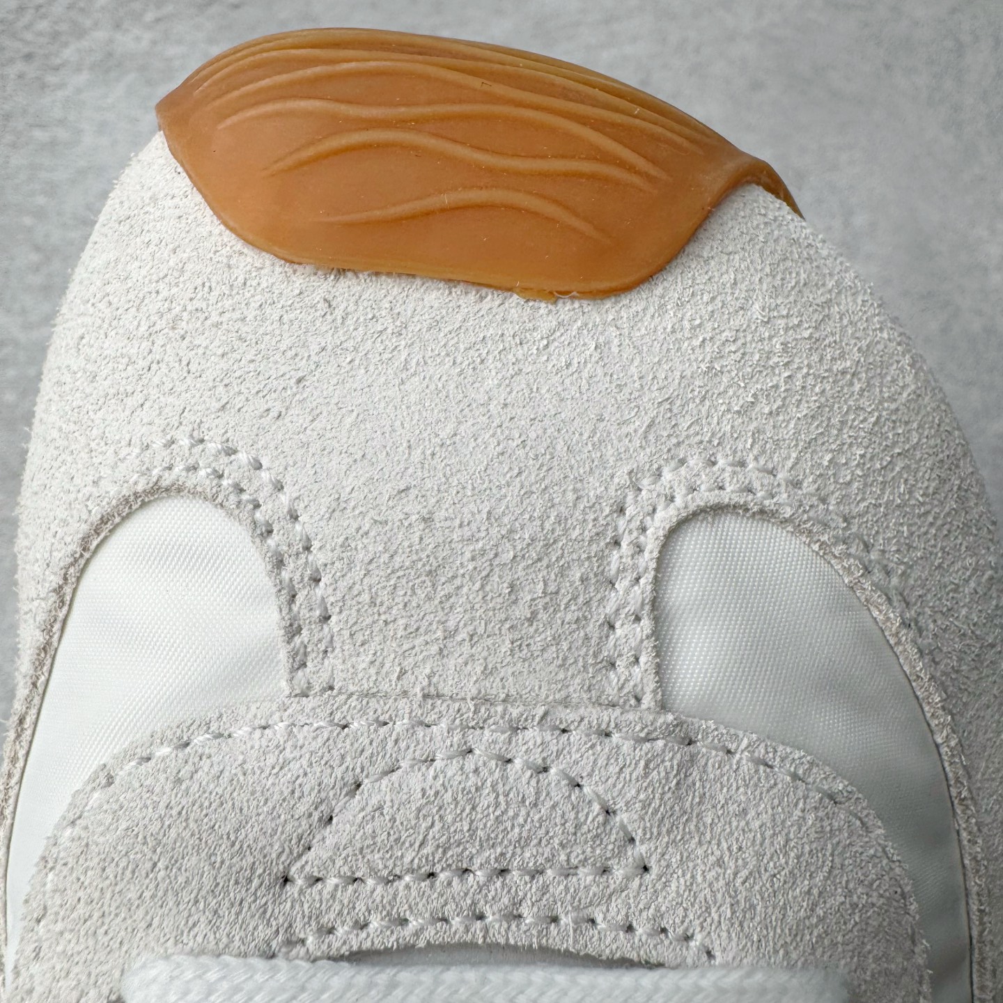 图片[17]-＃K纯原 LOEWE 2025 | Ballet Runner 2.0 罗意威新款芭蕾舞鞋拼色德训鞋阿甘鞋 全套原纸板楦头开发 后跟3D注塑橡胶LOEWE徽标 原厂数据大底磨具 进口羊皮内里加鞋垫 磁吸翻盖盒 内配帆布防尘袋 配件齐全 官方一致 原装纸板中底 带采用反绒牛皮革拼接头层皮饰片鞋面材质 鞋身原装高密度防刮防水尼龙面料 不对称鞋头造型 作为LOEWE的标志性设计 超柔软轻便且灵活的鞋底 新的波浪纹理橡胶外底 延伸至鞋头 升级的柔软皮革内衬和鞋床 提供最大舒适感 后跟有3D注塑橡胶徽标 真皮和皮料混搭彰显复古风格 拼色拼接鞋面 非常高级隐藏式小内增高 脚后跟设计新颖 柔软舒适 会被评为年度最舒适的暴走鞋 如履平地 内娱明星杨幂等众多同款上脚 小红书 一系列素材图 极具爆款 尺码：35 36 37 38 39 40 41 42 43 44 45-选品中心