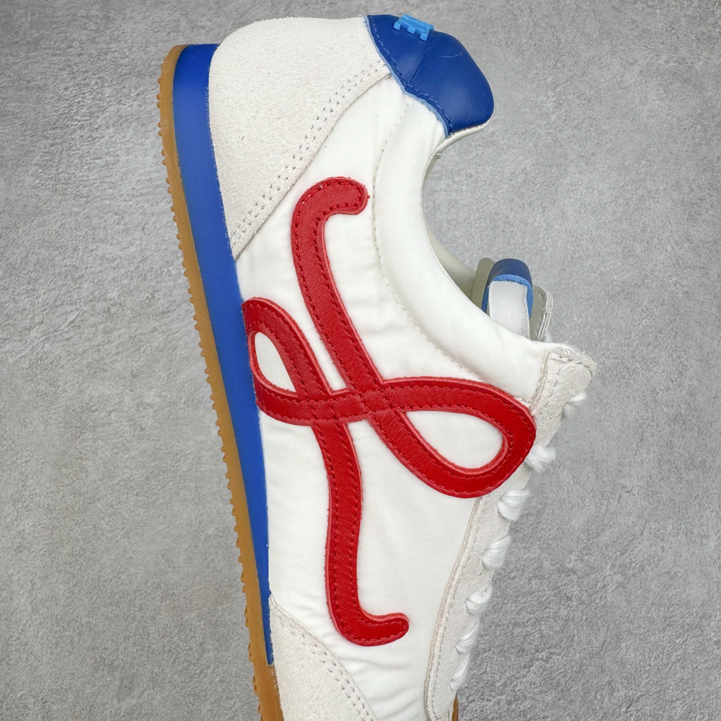 图片[6]-＃K纯原 LOEWE 2025 | Ballet Runner 2.0 罗意威新款芭蕾舞鞋拼色德训鞋阿甘鞋 全套原纸板楦头开发 后跟3D注塑橡胶LOEWE徽标 原厂数据大底磨具 进口羊皮内里加鞋垫 磁吸翻盖盒 内配帆布防尘袋 配件齐全 官方一致 原装纸板中底 带采用反绒牛皮革拼接头层皮饰片鞋面材质 鞋身原装高密度防刮防水尼龙面料 不对称鞋头造型 作为LOEWE的标志性设计 超柔软轻便且灵活的鞋底 新的波浪纹理橡胶外底 延伸至鞋头 升级的柔软皮革内衬和鞋床 提供最大舒适感 后跟有3D注塑橡胶徽标 真皮和皮料混搭彰显复古风格 拼色拼接鞋面 非常高级隐藏式小内增高 脚后跟设计新颖 柔软舒适 会被评为年度最舒适的暴走鞋 如履平地 内娱明星杨幂等众多同款上脚 小红书 一系列素材图 极具爆款 尺码：35 36 37 38 39 40 41 42 43 44 45-选品中心