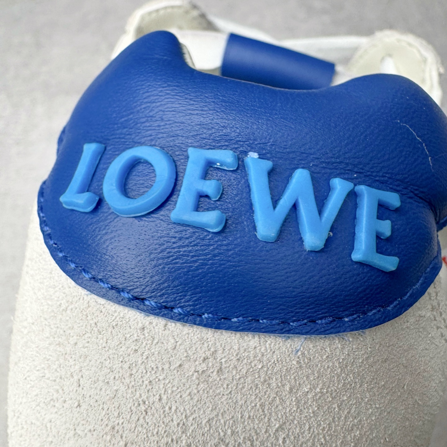 图片[19]-＃K纯原 LOEWE 2025 | Ballet Runner 2.0 罗意威新款芭蕾舞鞋拼色德训鞋阿甘鞋 全套原纸板楦头开发 后跟3D注塑橡胶LOEWE徽标 原厂数据大底磨具 进口羊皮内里加鞋垫 磁吸翻盖盒 内配帆布防尘袋 配件齐全 官方一致 原装纸板中底 带采用反绒牛皮革拼接头层皮饰片鞋面材质 鞋身原装高密度防刮防水尼龙面料 不对称鞋头造型 作为LOEWE的标志性设计 超柔软轻便且灵活的鞋底 新的波浪纹理橡胶外底 延伸至鞋头 升级的柔软皮革内衬和鞋床 提供最大舒适感 后跟有3D注塑橡胶徽标 真皮和皮料混搭彰显复古风格 拼色拼接鞋面 非常高级隐藏式小内增高 脚后跟设计新颖 柔软舒适 会被评为年度最舒适的暴走鞋 如履平地 内娱明星杨幂等众多同款上脚 小红书 一系列素材图 极具爆款 尺码：35 36 37 38 39 40 41 42 43 44 45-选品中心