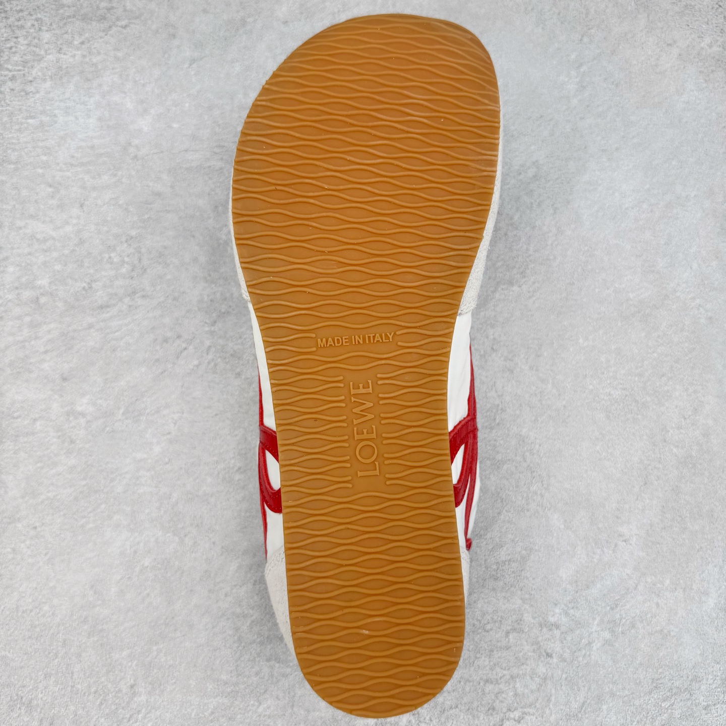 图片[9]-＃K纯原 LOEWE 2025 | Ballet Runner 2.0 罗意威新款芭蕾舞鞋拼色德训鞋阿甘鞋 全套原纸板楦头开发 后跟3D注塑橡胶LOEWE徽标 原厂数据大底磨具 进口羊皮内里加鞋垫 磁吸翻盖盒 内配帆布防尘袋 配件齐全 官方一致 原装纸板中底 带采用反绒牛皮革拼接头层皮饰片鞋面材质 鞋身原装高密度防刮防水尼龙面料 不对称鞋头造型 作为LOEWE的标志性设计 超柔软轻便且灵活的鞋底 新的波浪纹理橡胶外底 延伸至鞋头 升级的柔软皮革内衬和鞋床 提供最大舒适感 后跟有3D注塑橡胶徽标 真皮和皮料混搭彰显复古风格 拼色拼接鞋面 非常高级隐藏式小内增高 脚后跟设计新颖 柔软舒适 会被评为年度最舒适的暴走鞋 如履平地 内娱明星杨幂等众多同款上脚 小红书 一系列素材图 极具爆款 尺码：35 36 37 38 39 40 41 42 43 44 45-选品中心