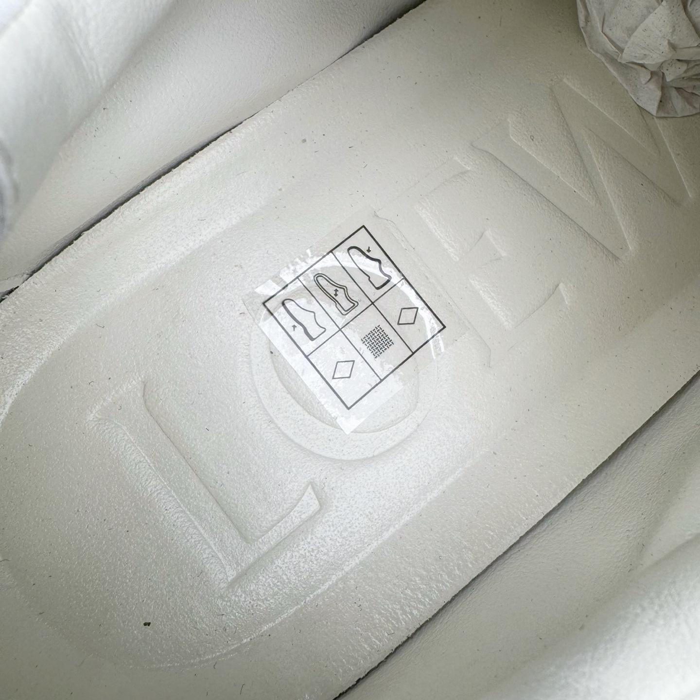 图片[12]-＃K纯原 LOEWE 2025 | Ballet Runner 2.0 罗意威新款芭蕾舞鞋拼色德训鞋阿甘鞋 全套原纸板楦头开发 后跟3D注塑橡胶LOEWE徽标 原厂数据大底磨具 进口羊皮内里加鞋垫 磁吸翻盖盒 内配帆布防尘袋 配件齐全 官方一致 原装纸板中底 带采用反绒牛皮革拼接头层皮饰片鞋面材质 鞋身原装高密度防刮防水尼龙面料 不对称鞋头造型 作为LOEWE的标志性设计 超柔软轻便且灵活的鞋底 新的波浪纹理橡胶外底 延伸至鞋头 升级的柔软皮革内衬和鞋床 提供最大舒适感 后跟有3D注塑橡胶徽标 真皮和皮料混搭彰显复古风格 拼色拼接鞋面 非常高级隐藏式小内增高 脚后跟设计新颖 柔软舒适 会被评为年度最舒适的暴走鞋 如履平地 内娱明星杨幂等众多同款上脚 小红书 一系列素材图 极具爆款 尺码：35 36 37 38 39 40 41 42 43 44 45-选品中心