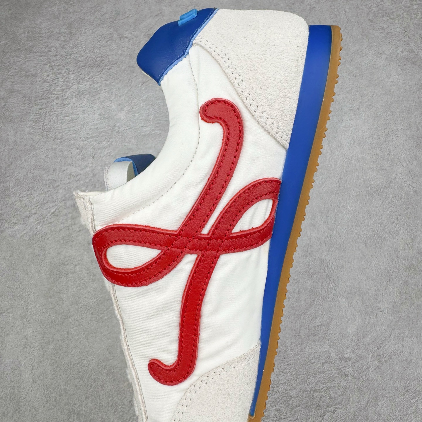 图片[7]-＃K纯原 LOEWE 2025 | Ballet Runner 2.0 罗意威新款芭蕾舞鞋拼色德训鞋阿甘鞋 全套原纸板楦头开发 后跟3D注塑橡胶LOEWE徽标 原厂数据大底磨具 进口羊皮内里加鞋垫 磁吸翻盖盒 内配帆布防尘袋 配件齐全 官方一致 原装纸板中底 带采用反绒牛皮革拼接头层皮饰片鞋面材质 鞋身原装高密度防刮防水尼龙面料 不对称鞋头造型 作为LOEWE的标志性设计 超柔软轻便且灵活的鞋底 新的波浪纹理橡胶外底 延伸至鞋头 升级的柔软皮革内衬和鞋床 提供最大舒适感 后跟有3D注塑橡胶徽标 真皮和皮料混搭彰显复古风格 拼色拼接鞋面 非常高级隐藏式小内增高 脚后跟设计新颖 柔软舒适 会被评为年度最舒适的暴走鞋 如履平地 内娱明星杨幂等众多同款上脚 小红书 一系列素材图 极具爆款 尺码：35 36 37 38 39 40 41 42 43 44 45-选品中心