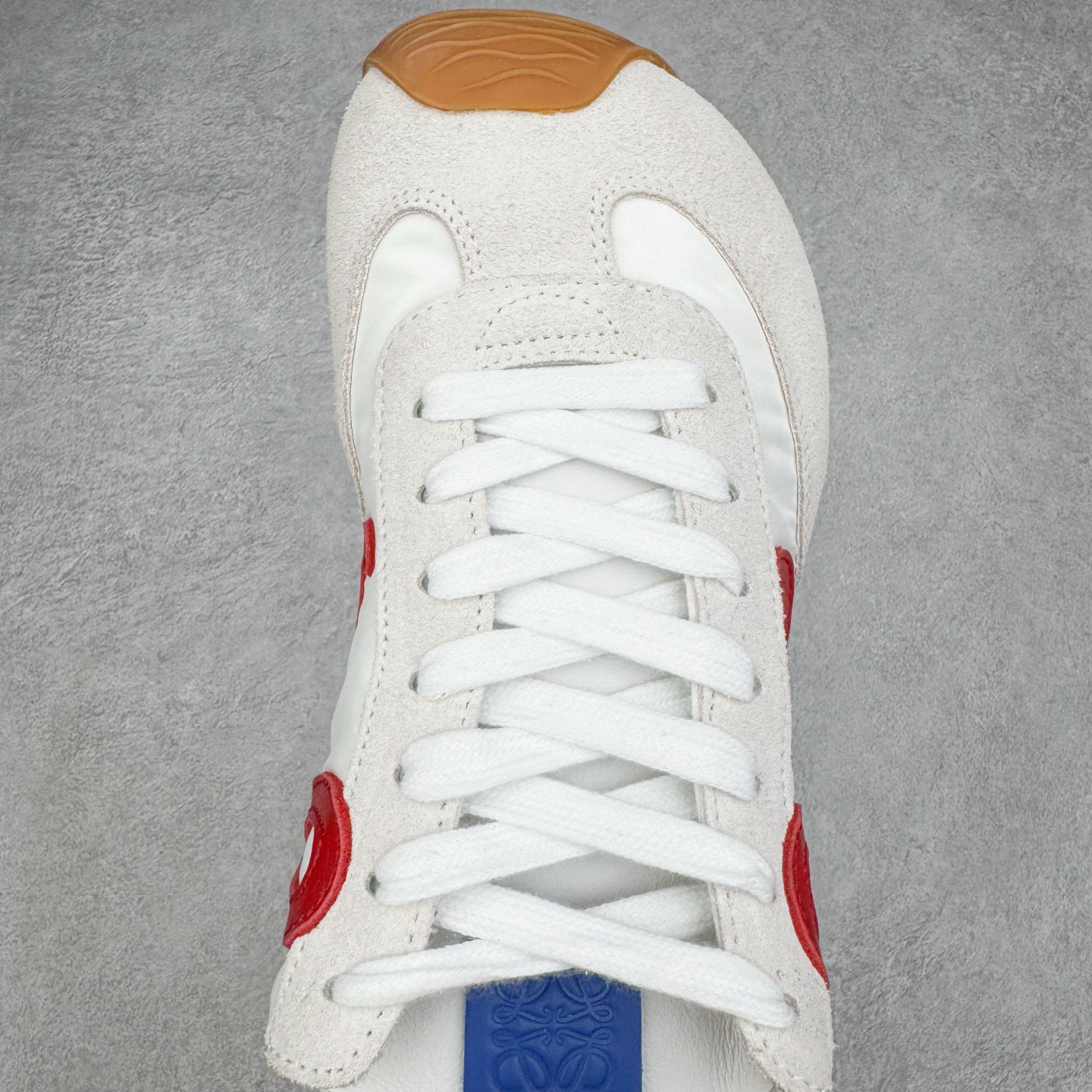 图片[4]-＃K纯原 LOEWE 2025 | Ballet Runner 2.0 罗意威新款芭蕾舞鞋拼色德训鞋阿甘鞋 全套原纸板楦头开发 后跟3D注塑橡胶LOEWE徽标 原厂数据大底磨具 进口羊皮内里加鞋垫 磁吸翻盖盒 内配帆布防尘袋 配件齐全 官方一致 原装纸板中底 带采用反绒牛皮革拼接头层皮饰片鞋面材质 鞋身原装高密度防刮防水尼龙面料 不对称鞋头造型 作为LOEWE的标志性设计 超柔软轻便且灵活的鞋底 新的波浪纹理橡胶外底 延伸至鞋头 升级的柔软皮革内衬和鞋床 提供最大舒适感 后跟有3D注塑橡胶徽标 真皮和皮料混搭彰显复古风格 拼色拼接鞋面 非常高级隐藏式小内增高 脚后跟设计新颖 柔软舒适 会被评为年度最舒适的暴走鞋 如履平地 内娱明星杨幂等众多同款上脚 小红书 一系列素材图 极具爆款 尺码：35 36 37 38 39 40 41 42 43 44 45-选品中心