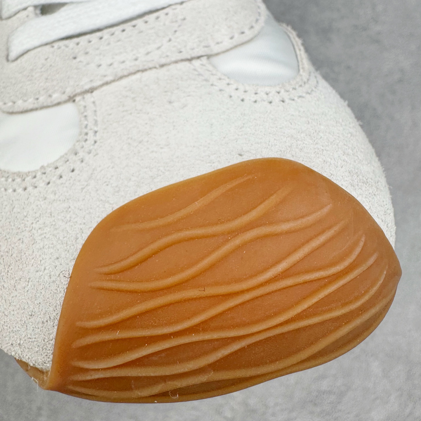 图片[14]-＃K纯原 LOEWE 2025 | Ballet Runner 2.0 罗意威新款芭蕾舞鞋拼色德训鞋阿甘鞋 全套原纸板楦头开发 后跟3D注塑橡胶LOEWE徽标 原厂数据大底磨具 进口羊皮内里加鞋垫 磁吸翻盖盒 内配帆布防尘袋 配件齐全 官方一致 原装纸板中底 带采用反绒牛皮革拼接头层皮饰片鞋面材质 鞋身原装高密度防刮防水尼龙面料 不对称鞋头造型 作为LOEWE的标志性设计 超柔软轻便且灵活的鞋底 新的波浪纹理橡胶外底 延伸至鞋头 升级的柔软皮革内衬和鞋床 提供最大舒适感 后跟有3D注塑橡胶徽标 真皮和皮料混搭彰显复古风格 拼色拼接鞋面 非常高级隐藏式小内增高 脚后跟设计新颖 柔软舒适 会被评为年度最舒适的暴走鞋 如履平地 内娱明星杨幂等众多同款上脚 小红书 一系列素材图 极具爆款 尺码：35 36 37 38 39 40 41 42 43 44 45-选品中心