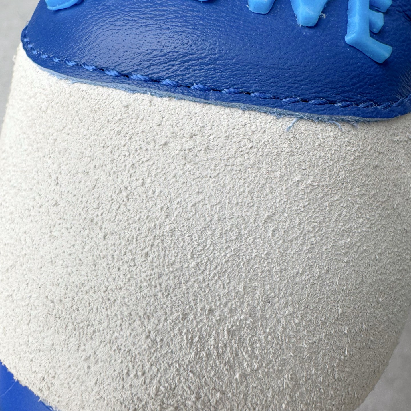 图片[18]-＃K纯原 LOEWE 2025 | Ballet Runner 2.0 罗意威新款芭蕾舞鞋拼色德训鞋阿甘鞋 全套原纸板楦头开发 后跟3D注塑橡胶LOEWE徽标 原厂数据大底磨具 进口羊皮内里加鞋垫 磁吸翻盖盒 内配帆布防尘袋 配件齐全 官方一致 原装纸板中底 带采用反绒牛皮革拼接头层皮饰片鞋面材质 鞋身原装高密度防刮防水尼龙面料 不对称鞋头造型 作为LOEWE的标志性设计 超柔软轻便且灵活的鞋底 新的波浪纹理橡胶外底 延伸至鞋头 升级的柔软皮革内衬和鞋床 提供最大舒适感 后跟有3D注塑橡胶徽标 真皮和皮料混搭彰显复古风格 拼色拼接鞋面 非常高级隐藏式小内增高 脚后跟设计新颖 柔软舒适 会被评为年度最舒适的暴走鞋 如履平地 内娱明星杨幂等众多同款上脚 小红书 一系列素材图 极具爆款 尺码：35 36 37 38 39 40 41 42 43 44 45-选品中心