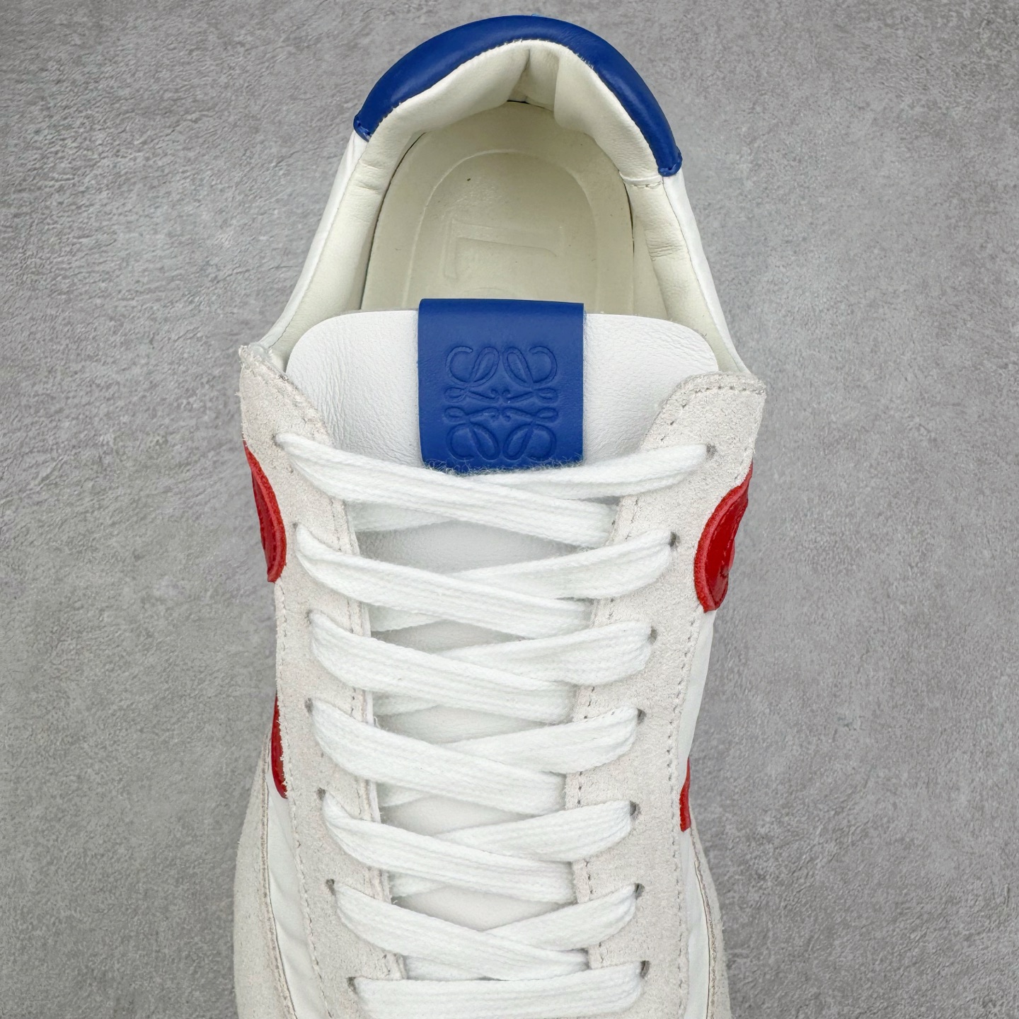 图片[5]-＃K纯原 LOEWE 2025 | Ballet Runner 2.0 罗意威新款芭蕾舞鞋拼色德训鞋阿甘鞋 全套原纸板楦头开发 后跟3D注塑橡胶LOEWE徽标 原厂数据大底磨具 进口羊皮内里加鞋垫 磁吸翻盖盒 内配帆布防尘袋 配件齐全 官方一致 原装纸板中底 带采用反绒牛皮革拼接头层皮饰片鞋面材质 鞋身原装高密度防刮防水尼龙面料 不对称鞋头造型 作为LOEWE的标志性设计 超柔软轻便且灵活的鞋底 新的波浪纹理橡胶外底 延伸至鞋头 升级的柔软皮革内衬和鞋床 提供最大舒适感 后跟有3D注塑橡胶徽标 真皮和皮料混搭彰显复古风格 拼色拼接鞋面 非常高级隐藏式小内增高 脚后跟设计新颖 柔软舒适 会被评为年度最舒适的暴走鞋 如履平地 内娱明星杨幂等众多同款上脚 小红书 一系列素材图 极具爆款 尺码：35 36 37 38 39 40 41 42 43 44 45-选品中心