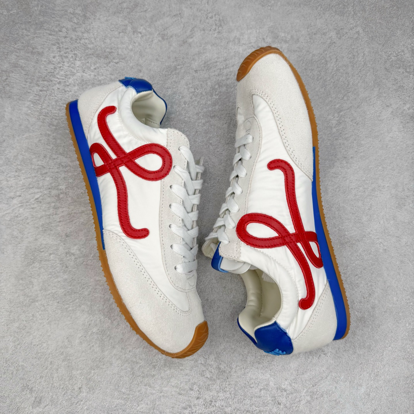 图片[3]-＃K纯原 LOEWE 2025 | Ballet Runner 2.0 罗意威新款芭蕾舞鞋拼色德训鞋阿甘鞋 全套原纸板楦头开发 后跟3D注塑橡胶LOEWE徽标 原厂数据大底磨具 进口羊皮内里加鞋垫 磁吸翻盖盒 内配帆布防尘袋 配件齐全 官方一致 原装纸板中底 带采用反绒牛皮革拼接头层皮饰片鞋面材质 鞋身原装高密度防刮防水尼龙面料 不对称鞋头造型 作为LOEWE的标志性设计 超柔软轻便且灵活的鞋底 新的波浪纹理橡胶外底 延伸至鞋头 升级的柔软皮革内衬和鞋床 提供最大舒适感 后跟有3D注塑橡胶徽标 真皮和皮料混搭彰显复古风格 拼色拼接鞋面 非常高级隐藏式小内增高 脚后跟设计新颖 柔软舒适 会被评为年度最舒适的暴走鞋 如履平地 内娱明星杨幂等众多同款上脚 小红书 一系列素材图 极具爆款 尺码：35 36 37 38 39 40 41 42 43 44 45-选品中心