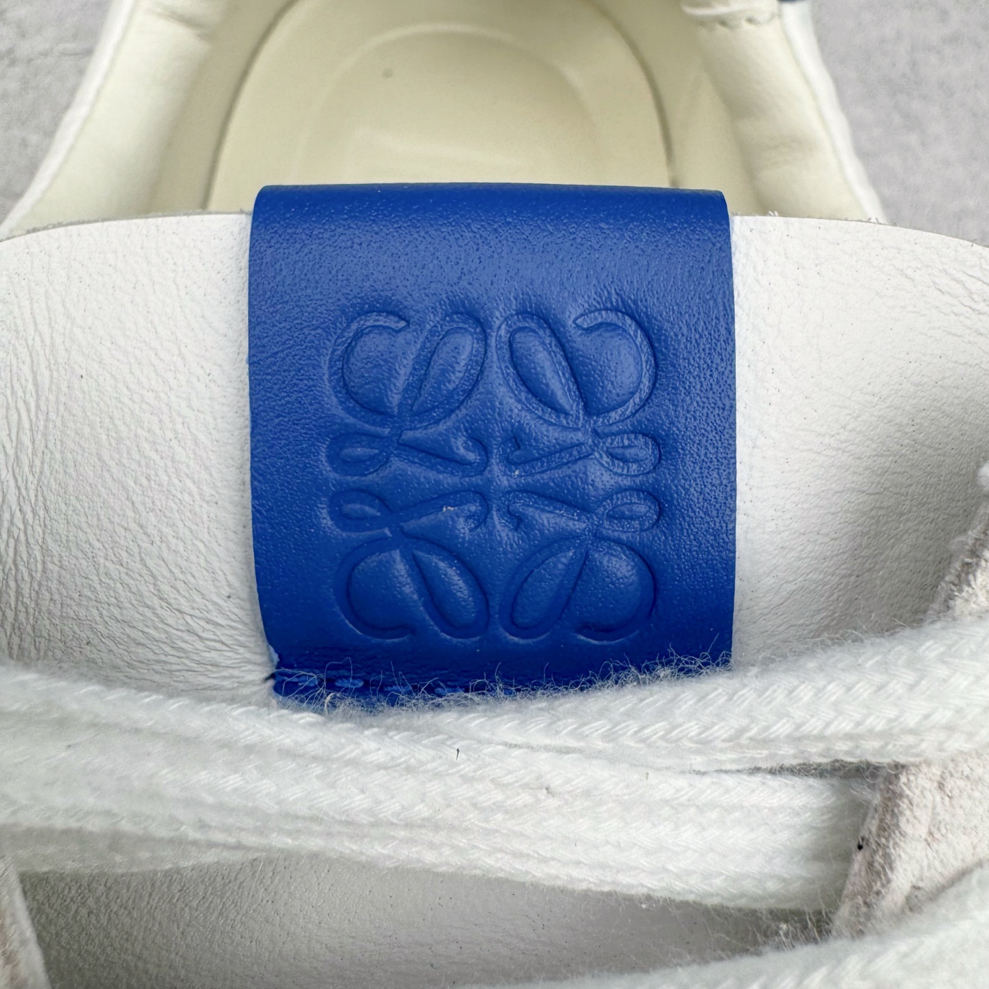 图片[13]-＃K纯原 LOEWE 2025 | Ballet Runner 2.0 罗意威新款芭蕾舞鞋拼色德训鞋阿甘鞋 全套原纸板楦头开发 后跟3D注塑橡胶LOEWE徽标 原厂数据大底磨具 进口羊皮内里加鞋垫 磁吸翻盖盒 内配帆布防尘袋 配件齐全 官方一致 原装纸板中底 带采用反绒牛皮革拼接头层皮饰片鞋面材质 鞋身原装高密度防刮防水尼龙面料 不对称鞋头造型 作为LOEWE的标志性设计 超柔软轻便且灵活的鞋底 新的波浪纹理橡胶外底 延伸至鞋头 升级的柔软皮革内衬和鞋床 提供最大舒适感 后跟有3D注塑橡胶徽标 真皮和皮料混搭彰显复古风格 拼色拼接鞋面 非常高级隐藏式小内增高 脚后跟设计新颖 柔软舒适 会被评为年度最舒适的暴走鞋 如履平地 内娱明星杨幂等众多同款上脚 小红书 一系列素材图 极具爆款 尺码：35 36 37 38 39 40 41 42 43 44 45-选品中心