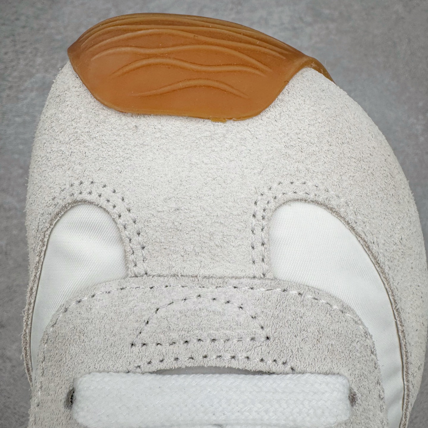 图片[15]-＃K纯原 LOEWE 2025 | Ballet Runner 2.0 罗意威新款芭蕾舞鞋拼色德训鞋阿甘鞋 全套原纸板楦头开发 后跟3D注塑橡胶LOEWE徽标 原厂数据大底磨具 进口羊皮内里加鞋垫 磁吸翻盖盒 内配帆布防尘袋 配件齐全 官方一致 原装纸板中底 带采用反绒牛皮革拼接头层皮饰片鞋面材质 鞋身原装高密度防刮防水尼龙面料 不对称鞋头造型 作为LOEWE的标志性设计 超柔软轻便且灵活的鞋底 新的波浪纹理橡胶外底 延伸至鞋头 升级的柔软皮革内衬和鞋床 提供最大舒适感 后跟有3D注塑橡胶徽标 真皮和皮料混搭彰显复古风格 拼色拼接鞋面 非常高级隐藏式小内增高 脚后跟设计新颖 柔软舒适 会被评为年度最舒适的暴走鞋 如履平地 内娱明星杨幂等众多同款上脚 小红书 一系列素材图 极具爆款 尺码：35 36 37 38 39 40 41 42 43 44 45-选品中心