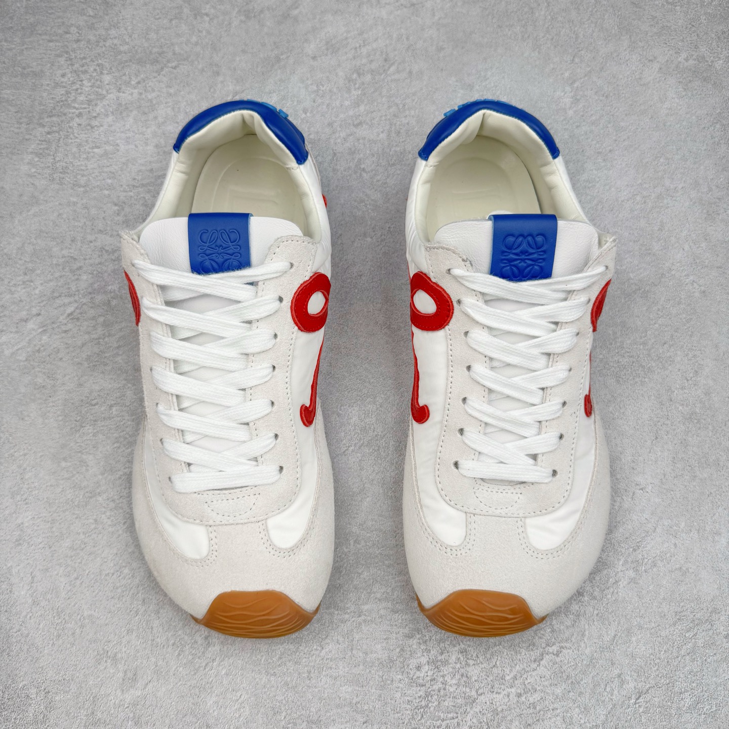 图片[2]-＃K纯原 LOEWE 2025 | Ballet Runner 2.0 罗意威新款芭蕾舞鞋拼色德训鞋阿甘鞋 全套原纸板楦头开发 后跟3D注塑橡胶LOEWE徽标 原厂数据大底磨具 进口羊皮内里加鞋垫 磁吸翻盖盒 内配帆布防尘袋 配件齐全 官方一致 原装纸板中底 带采用反绒牛皮革拼接头层皮饰片鞋面材质 鞋身原装高密度防刮防水尼龙面料 不对称鞋头造型 作为LOEWE的标志性设计 超柔软轻便且灵活的鞋底 新的波浪纹理橡胶外底 延伸至鞋头 升级的柔软皮革内衬和鞋床 提供最大舒适感 后跟有3D注塑橡胶徽标 真皮和皮料混搭彰显复古风格 拼色拼接鞋面 非常高级隐藏式小内增高 脚后跟设计新颖 柔软舒适 会被评为年度最舒适的暴走鞋 如履平地 内娱明星杨幂等众多同款上脚 小红书 一系列素材图 极具爆款 尺码：35 36 37 38 39 40 41 42 43 44 45-选品中心