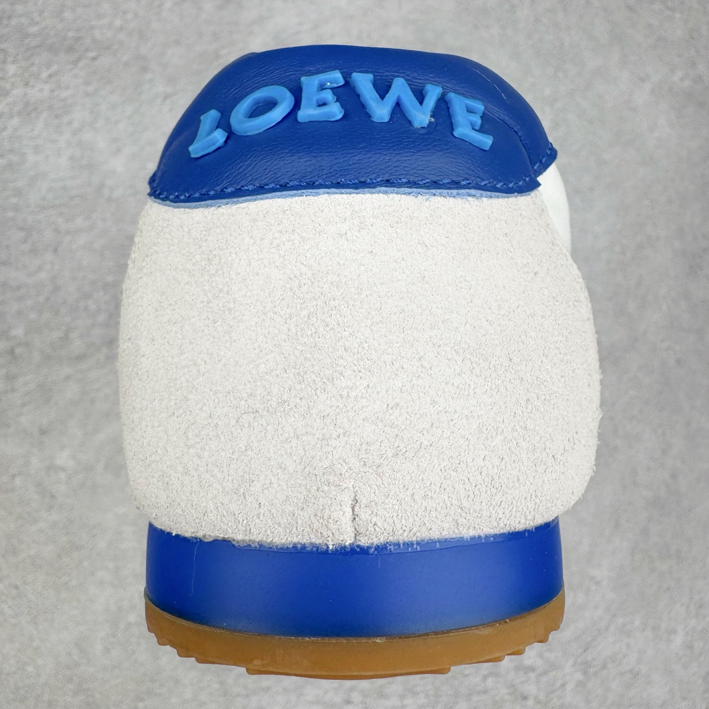 图片[8]-＃K纯原 LOEWE 2025 | Ballet Runner 2.0 罗意威新款芭蕾舞鞋拼色德训鞋阿甘鞋 全套原纸板楦头开发 后跟3D注塑橡胶LOEWE徽标 原厂数据大底磨具 进口羊皮内里加鞋垫 磁吸翻盖盒 内配帆布防尘袋 配件齐全 官方一致 原装纸板中底 带采用反绒牛皮革拼接头层皮饰片鞋面材质 鞋身原装高密度防刮防水尼龙面料 不对称鞋头造型 作为LOEWE的标志性设计 超柔软轻便且灵活的鞋底 新的波浪纹理橡胶外底 延伸至鞋头 升级的柔软皮革内衬和鞋床 提供最大舒适感 后跟有3D注塑橡胶徽标 真皮和皮料混搭彰显复古风格 拼色拼接鞋面 非常高级隐藏式小内增高 脚后跟设计新颖 柔软舒适 会被评为年度最舒适的暴走鞋 如履平地 内娱明星杨幂等众多同款上脚 小红书 一系列素材图 极具爆款 尺码：35 36 37 38 39 40 41 42 43 44 45-选品中心