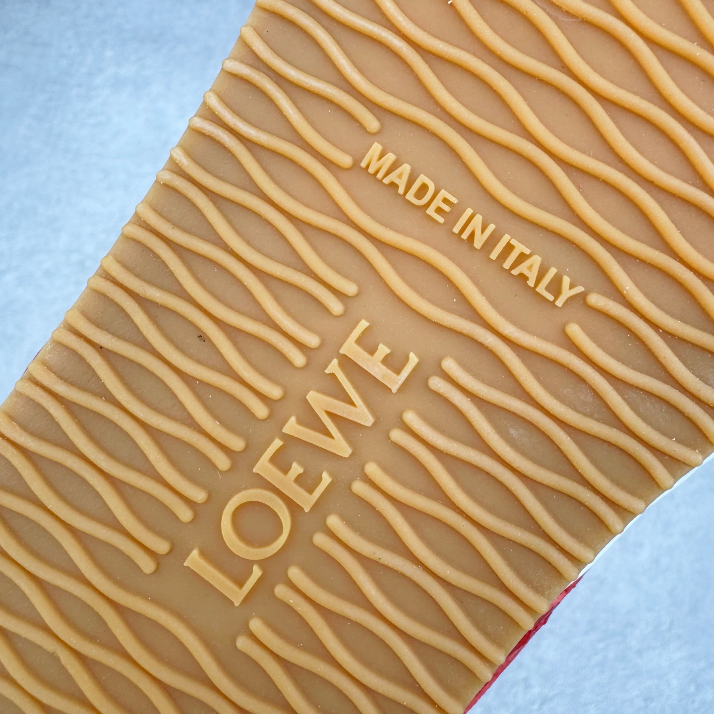 图片[20]-＃K纯原 LOEWE 2025 | Ballet Runner 2.0 罗意威新款芭蕾舞鞋拼色德训鞋阿甘鞋 全套原纸板楦头开发 后跟3D注塑橡胶LOEWE徽标 原厂数据大底磨具 进口羊皮内里加鞋垫 磁吸翻盖盒 内配帆布防尘袋 配件齐全 官方一致 原装纸板中底 带采用反绒牛皮革拼接头层皮饰片鞋面材质 鞋身原装高密度防刮防水尼龙面料 不对称鞋头造型 作为LOEWE的标志性设计 超柔软轻便且灵活的鞋底 新的波浪纹理橡胶外底 延伸至鞋头 升级的柔软皮革内衬和鞋床 提供最大舒适感 后跟有3D注塑橡胶徽标 真皮和皮料混搭彰显复古风格 拼色拼接鞋面 非常高级隐藏式小内增高 脚后跟设计新颖 柔软舒适 会被评为年度最舒适的暴走鞋 如履平地 内娱明星杨幂等众多同款上脚 小红书 一系列素材图 极具爆款 尺码：35 36 37 38 39 40 41 42 43 44 45-选品中心