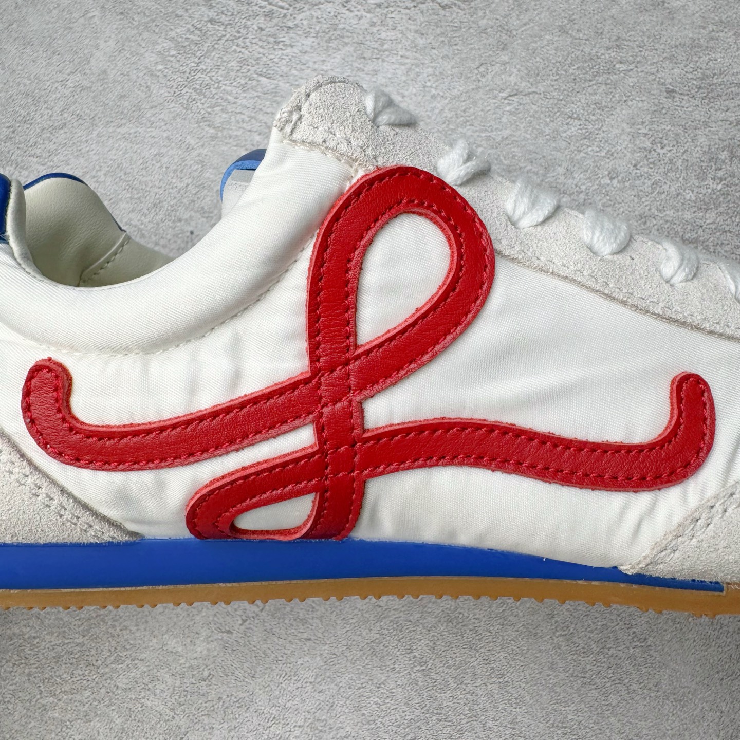 图片[16]-＃K纯原 LOEWE 2025 | Ballet Runner 2.0 罗意威新款芭蕾舞鞋拼色德训鞋阿甘鞋 全套原纸板楦头开发 后跟3D注塑橡胶LOEWE徽标 原厂数据大底磨具 进口羊皮内里加鞋垫 磁吸翻盖盒 内配帆布防尘袋 配件齐全 官方一致 原装纸板中底 带采用反绒牛皮革拼接头层皮饰片鞋面材质 鞋身原装高密度防刮防水尼龙面料 不对称鞋头造型 作为LOEWE的标志性设计 超柔软轻便且灵活的鞋底 新的波浪纹理橡胶外底 延伸至鞋头 升级的柔软皮革内衬和鞋床 提供最大舒适感 后跟有3D注塑橡胶徽标 真皮和皮料混搭彰显复古风格 拼色拼接鞋面 非常高级隐藏式小内增高 脚后跟设计新颖 柔软舒适 会被评为年度最舒适的暴走鞋 如履平地 内娱明星杨幂等众多同款上脚 小红书 一系列素材图 极具爆款 尺码：35 36 37 38 39 40 41 42 43 44 45-选品中心