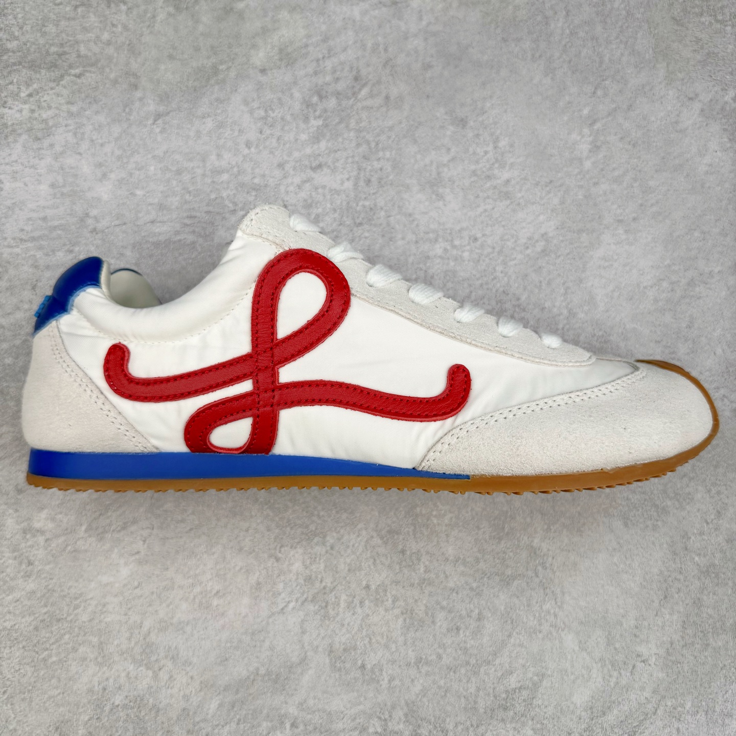 ＃K纯原 LOEWE 2025 | Ballet Runner 2.0 罗意威新款芭蕾舞鞋拼色德训鞋阿甘鞋 全套原纸板楦头开发 后跟3D注塑橡胶LOEWE徽标 原厂数据大底磨具 进口羊皮内里加鞋垫 磁吸翻盖盒 内配帆布防尘袋 配件齐全 官方一致 原装纸板中底 带采用反绒牛皮革拼接头层皮饰片鞋面材质 鞋身原装高密度防刮防水尼龙面料 不对称鞋头造型 作为LOEWE的标志性设计 超柔软轻便且灵活的鞋底 新的波浪纹理橡胶外底 延伸至鞋头 升级的柔软皮革内衬和鞋床 提供最大舒适感 后跟有3D注塑橡胶徽标 真皮和皮料混搭彰显复古风格 拼色拼接鞋面 非常高级隐藏式小内增高 脚后跟设计新颖 柔软舒适 会被评为年度最舒适的暴走鞋 如履平地 内娱明星杨幂等众多同款上脚 小红书 一系列素材图 极具爆款 尺码：35 36 37 38 39 40 41 42 43 44 45-选品中心