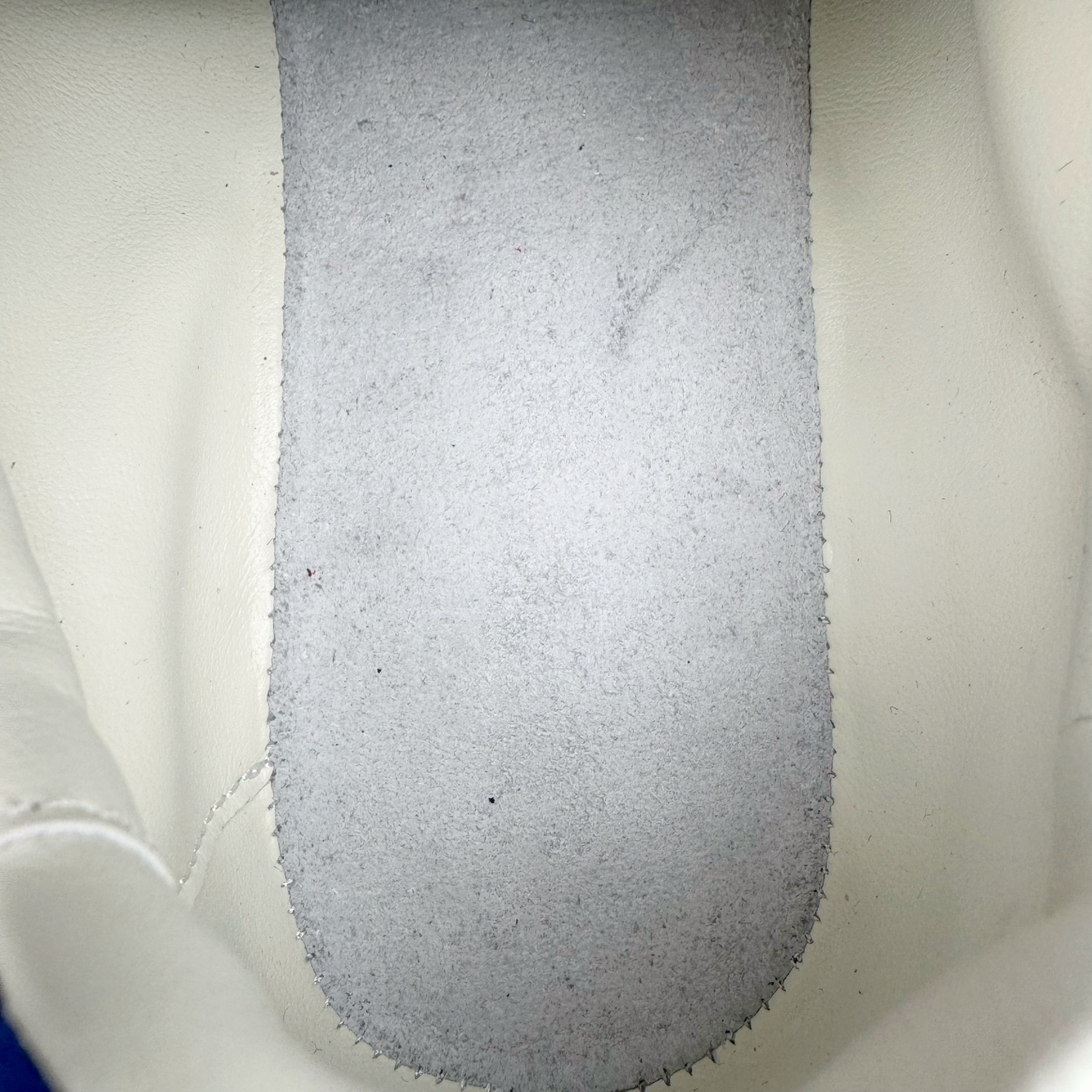 图片[11]-＃K纯原 LOEWE 2025 | Ballet Runner 2.0 罗意威新款芭蕾舞鞋拼色德训鞋阿甘鞋 全套原纸板楦头开发 后跟3D注塑橡胶LOEWE徽标 原厂数据大底磨具 进口羊皮内里加鞋垫 磁吸翻盖盒 内配帆布防尘袋 配件齐全 官方一致 原装纸板中底 带采用反绒牛皮革拼接头层皮饰片鞋面材质 鞋身原装高密度防刮防水尼龙面料 不对称鞋头造型 作为LOEWE的标志性设计 超柔软轻便且灵活的鞋底 新的波浪纹理橡胶外底 延伸至鞋头 升级的柔软皮革内衬和鞋床 提供最大舒适感 后跟有3D注塑橡胶徽标 真皮和皮料混搭彰显复古风格 拼色拼接鞋面 非常高级隐藏式小内增高 脚后跟设计新颖 柔软舒适 会被评为年度最舒适的暴走鞋 如履平地 内娱明星杨幂等众多同款上脚 小红书 一系列素材图 极具爆款 尺码：35 36 37 38 39 40 41 42 43 44 45-选品中心