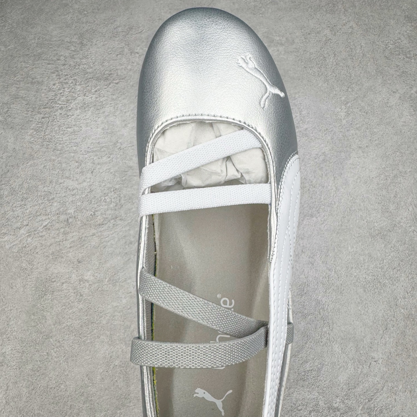 图片[4]-＃S2 PUMA Speedcat Ballerina 彪马柔软舒适防滑耐磨低帮生活休闲鞋芭蕾舞鞋单鞋玛丽珍鞋 这次，PUMA决定再对Speedcat来一次创新，以芭蕾舞鞋为灵感，将芭蕾舞鞋的灵动与轻盈感与赛车鞋融为一体，带来极具个性的全新鞋款Speedcat Ballerina。Speedcat Ballerina由Speedcat去除鞋舌、鞋带以及部分鞋侧位打造而成，鞋带部分被改为如同芭蕾鞋般的交叉弹性带，PUMA的标志依旧设计于鞋侧旁，整个鞋款外观变得更加优雅。Speedcat Ballerina 还汲取了赛车鞋的抓地设计，配备经典橡胶大底。尺码：36 37 37.5 38 38.5 39 40-选品中心