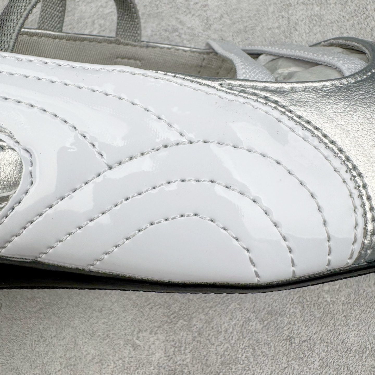 图片[16]-＃S2 PUMA Speedcat Ballerina 彪马柔软舒适防滑耐磨低帮生活休闲鞋芭蕾舞鞋单鞋玛丽珍鞋 这次，PUMA决定再对Speedcat来一次创新，以芭蕾舞鞋为灵感，将芭蕾舞鞋的灵动与轻盈感与赛车鞋融为一体，带来极具个性的全新鞋款Speedcat Ballerina。Speedcat Ballerina由Speedcat去除鞋舌、鞋带以及部分鞋侧位打造而成，鞋带部分被改为如同芭蕾鞋般的交叉弹性带，PUMA的标志依旧设计于鞋侧旁，整个鞋款外观变得更加优雅。Speedcat Ballerina 还汲取了赛车鞋的抓地设计，配备经典橡胶大底。尺码：36 37 37.5 38 38.5 39 40-选品中心