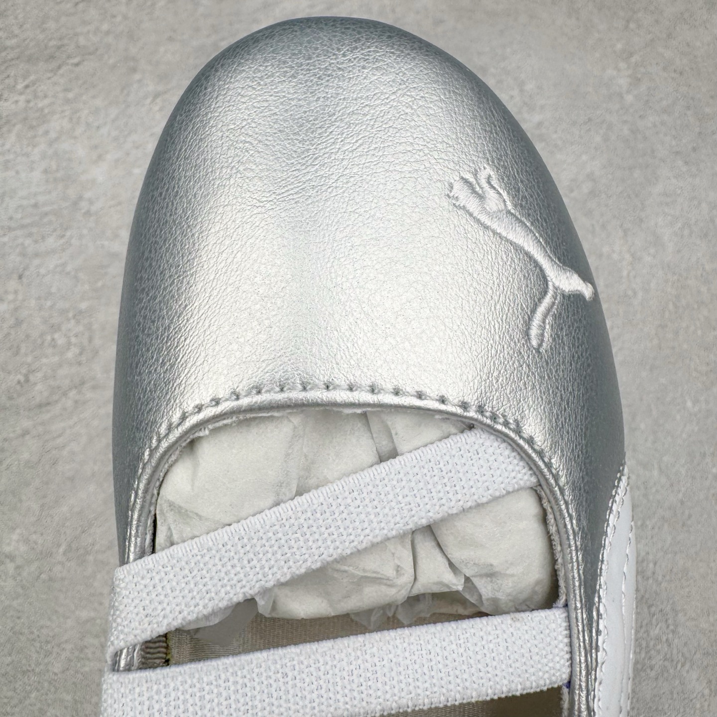 图片[14]-＃S2 PUMA Speedcat Ballerina 彪马柔软舒适防滑耐磨低帮生活休闲鞋芭蕾舞鞋单鞋玛丽珍鞋 这次，PUMA决定再对Speedcat来一次创新，以芭蕾舞鞋为灵感，将芭蕾舞鞋的灵动与轻盈感与赛车鞋融为一体，带来极具个性的全新鞋款Speedcat Ballerina。Speedcat Ballerina由Speedcat去除鞋舌、鞋带以及部分鞋侧位打造而成，鞋带部分被改为如同芭蕾鞋般的交叉弹性带，PUMA的标志依旧设计于鞋侧旁，整个鞋款外观变得更加优雅。Speedcat Ballerina 还汲取了赛车鞋的抓地设计，配备经典橡胶大底。尺码：36 37 37.5 38 38.5 39 40-选品中心