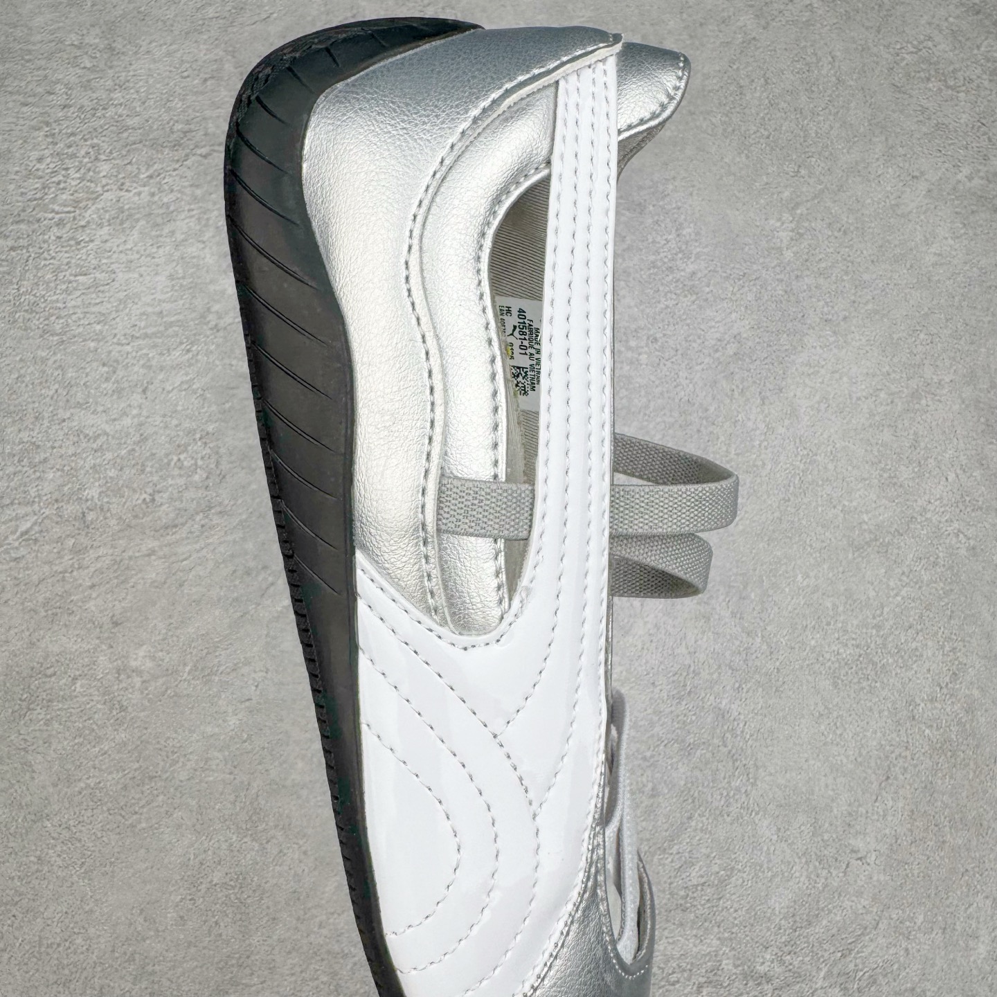 图片[6]-＃S2 PUMA Speedcat Ballerina 彪马柔软舒适防滑耐磨低帮生活休闲鞋芭蕾舞鞋单鞋玛丽珍鞋 这次，PUMA决定再对Speedcat来一次创新，以芭蕾舞鞋为灵感，将芭蕾舞鞋的灵动与轻盈感与赛车鞋融为一体，带来极具个性的全新鞋款Speedcat Ballerina。Speedcat Ballerina由Speedcat去除鞋舌、鞋带以及部分鞋侧位打造而成，鞋带部分被改为如同芭蕾鞋般的交叉弹性带，PUMA的标志依旧设计于鞋侧旁，整个鞋款外观变得更加优雅。Speedcat Ballerina 还汲取了赛车鞋的抓地设计，配备经典橡胶大底。尺码：36 37 37.5 38 38.5 39 40-选品中心