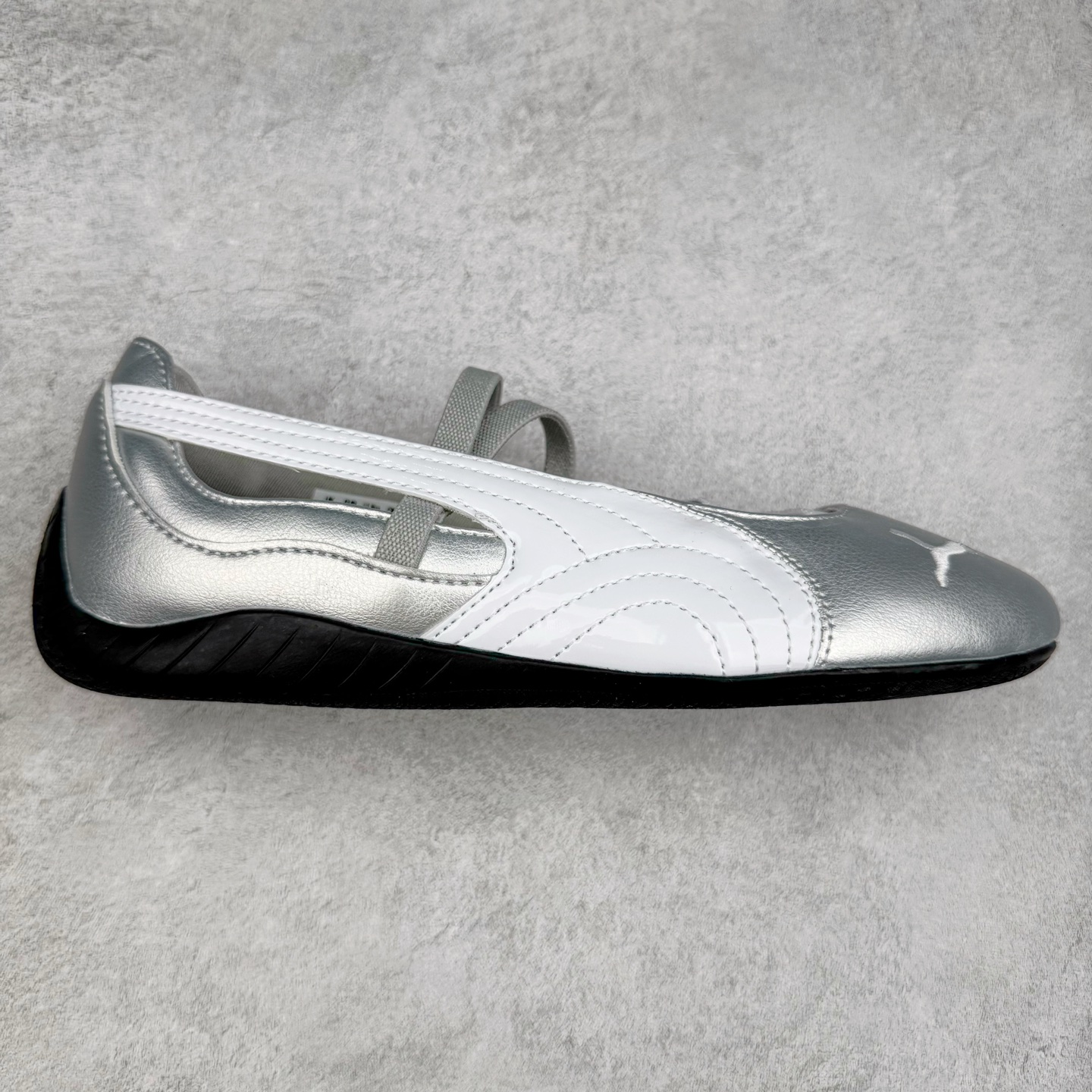 ＃S2 PUMA Speedcat Ballerina 彪马柔软舒适防滑耐磨低帮生活休闲鞋芭蕾舞鞋单鞋玛丽珍鞋 这次，PUMA决定再对Speedcat来一次创新，以芭蕾舞鞋为灵感，将芭蕾舞鞋的灵动与轻盈感与赛车鞋融为一体，带来极具个性的全新鞋款Speedcat Ballerina。Speedcat Ballerina由Speedcat去除鞋舌、鞋带以及部分鞋侧位打造而成，鞋带部分被改为如同芭蕾鞋般的交叉弹性带，PUMA的标志依旧设计于鞋侧旁，整个鞋款外观变得更加优雅。Speedcat Ballerina 还汲取了赛车鞋的抓地设计，配备经典橡胶大底。尺码：36 37 37.5 38 38.5 39 40-选品中心