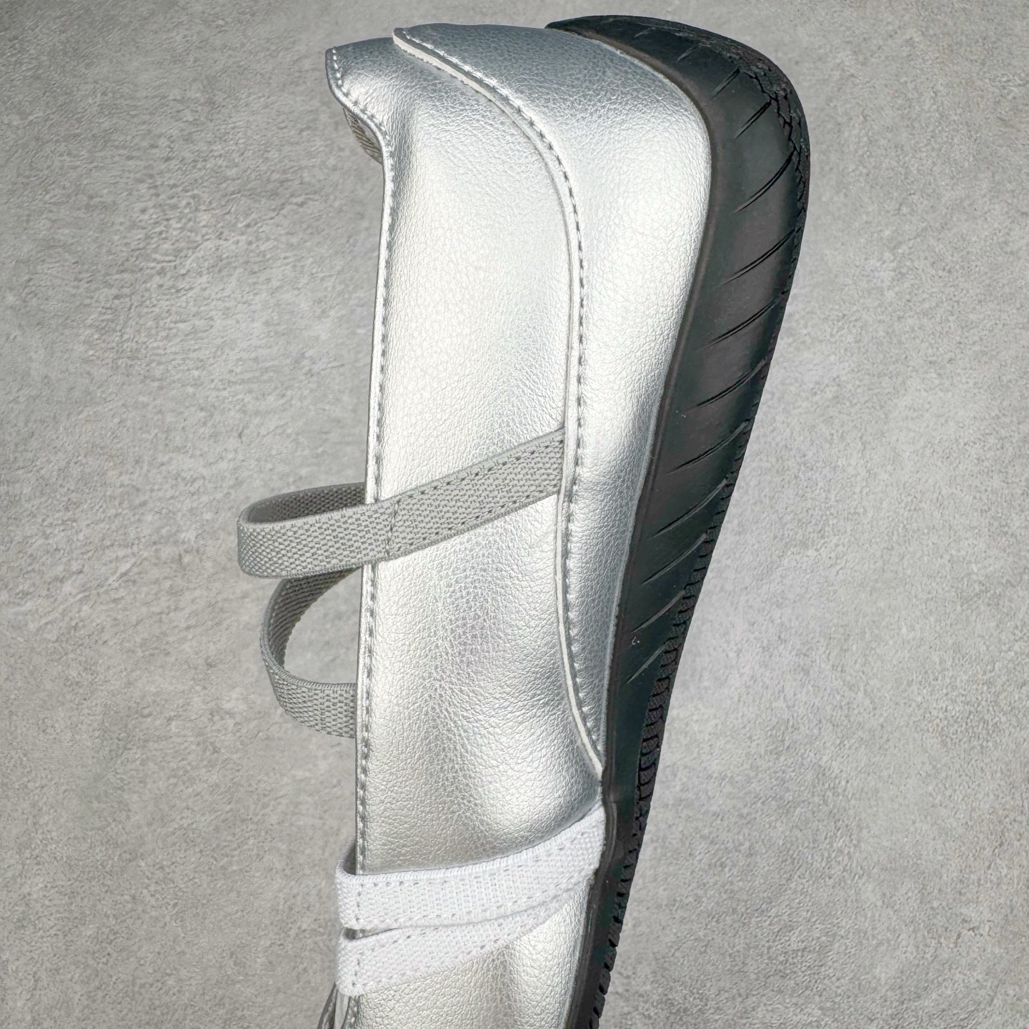 图片[7]-＃S2 PUMA Speedcat Ballerina 彪马柔软舒适防滑耐磨低帮生活休闲鞋芭蕾舞鞋单鞋玛丽珍鞋 这次，PUMA决定再对Speedcat来一次创新，以芭蕾舞鞋为灵感，将芭蕾舞鞋的灵动与轻盈感与赛车鞋融为一体，带来极具个性的全新鞋款Speedcat Ballerina。Speedcat Ballerina由Speedcat去除鞋舌、鞋带以及部分鞋侧位打造而成，鞋带部分被改为如同芭蕾鞋般的交叉弹性带，PUMA的标志依旧设计于鞋侧旁，整个鞋款外观变得更加优雅。Speedcat Ballerina 还汲取了赛车鞋的抓地设计，配备经典橡胶大底。尺码：36 37 37.5 38 38.5 39 40-选品中心