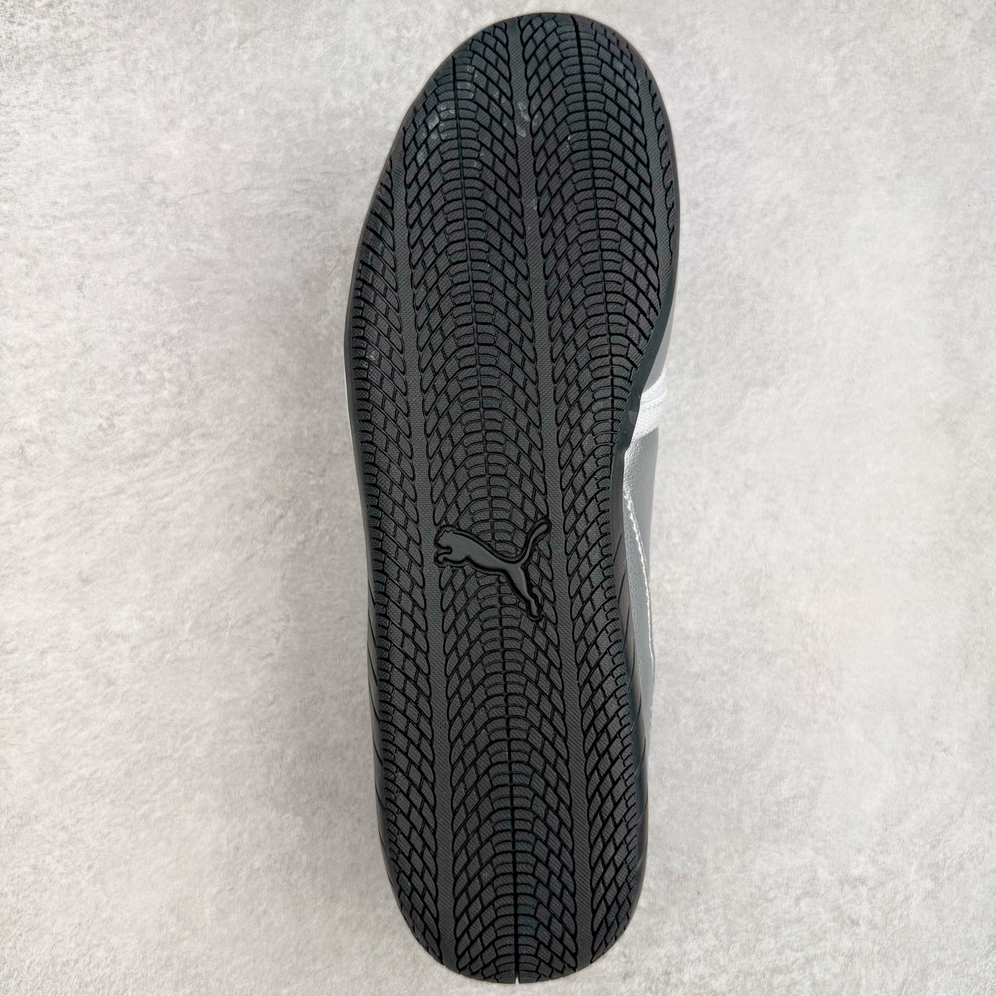 图片[9]-＃S2 PUMA Speedcat Ballerina 彪马柔软舒适防滑耐磨低帮生活休闲鞋芭蕾舞鞋单鞋玛丽珍鞋 这次，PUMA决定再对Speedcat来一次创新，以芭蕾舞鞋为灵感，将芭蕾舞鞋的灵动与轻盈感与赛车鞋融为一体，带来极具个性的全新鞋款Speedcat Ballerina。Speedcat Ballerina由Speedcat去除鞋舌、鞋带以及部分鞋侧位打造而成，鞋带部分被改为如同芭蕾鞋般的交叉弹性带，PUMA的标志依旧设计于鞋侧旁，整个鞋款外观变得更加优雅。Speedcat Ballerina 还汲取了赛车鞋的抓地设计，配备经典橡胶大底。尺码：36 37 37.5 38 38.5 39 40-选品中心