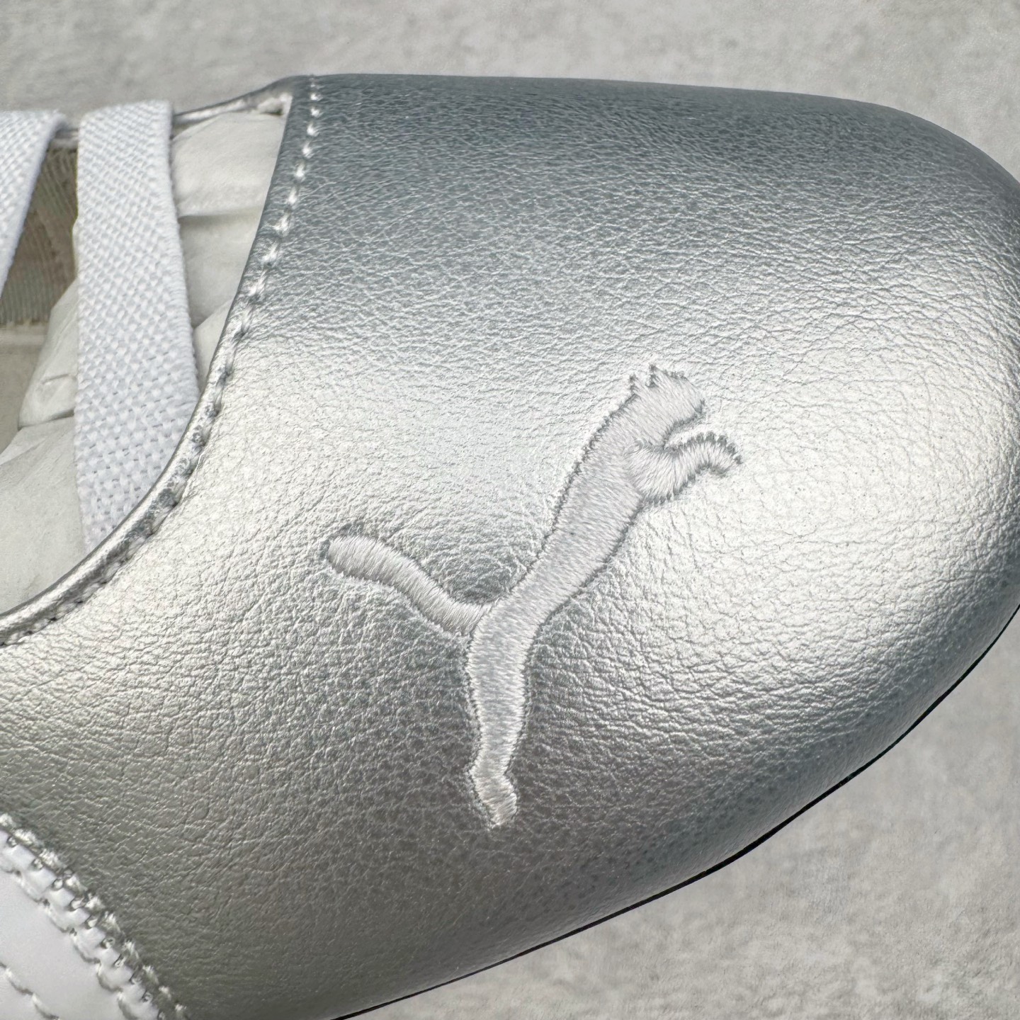 图片[15]-＃S2 PUMA Speedcat Ballerina 彪马柔软舒适防滑耐磨低帮生活休闲鞋芭蕾舞鞋单鞋玛丽珍鞋 这次，PUMA决定再对Speedcat来一次创新，以芭蕾舞鞋为灵感，将芭蕾舞鞋的灵动与轻盈感与赛车鞋融为一体，带来极具个性的全新鞋款Speedcat Ballerina。Speedcat Ballerina由Speedcat去除鞋舌、鞋带以及部分鞋侧位打造而成，鞋带部分被改为如同芭蕾鞋般的交叉弹性带，PUMA的标志依旧设计于鞋侧旁，整个鞋款外观变得更加优雅。Speedcat Ballerina 还汲取了赛车鞋的抓地设计，配备经典橡胶大底。尺码：36 37 37.5 38 38.5 39 40-选品中心